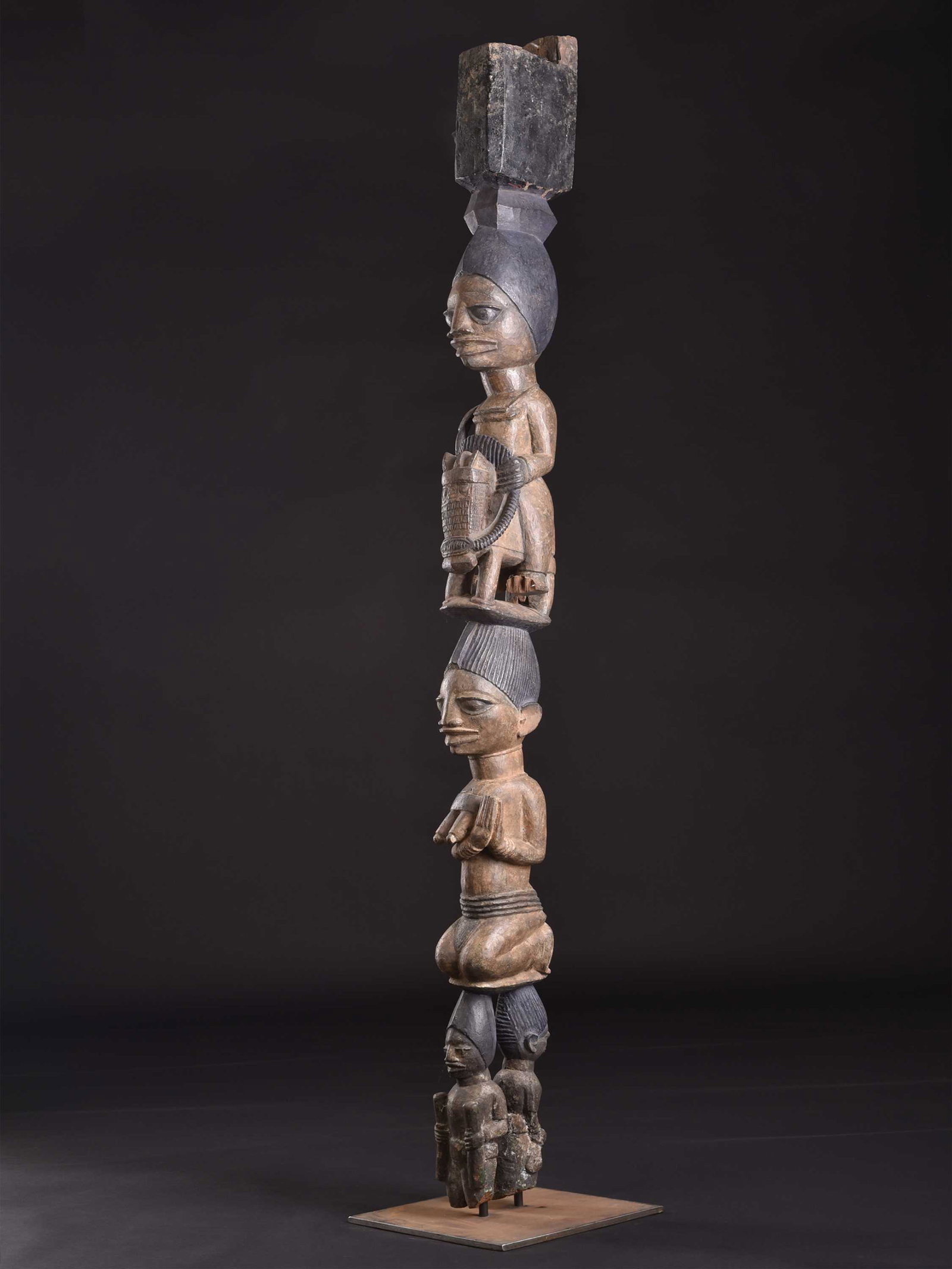 A Yoruba Veranda Post, "opo ile", Obembe Alaye: Palastpfosten, "opo ile", Obembe Alaye Yoruba, Bundesstaat Osun, Nigeria Mit Sockel / with base Holz. H 181 cm. Provenienz: Galerie Walu, ZÃ¼rich (2005). Ausgestellt: Museum der VÃ¶lker, Schwaz. "