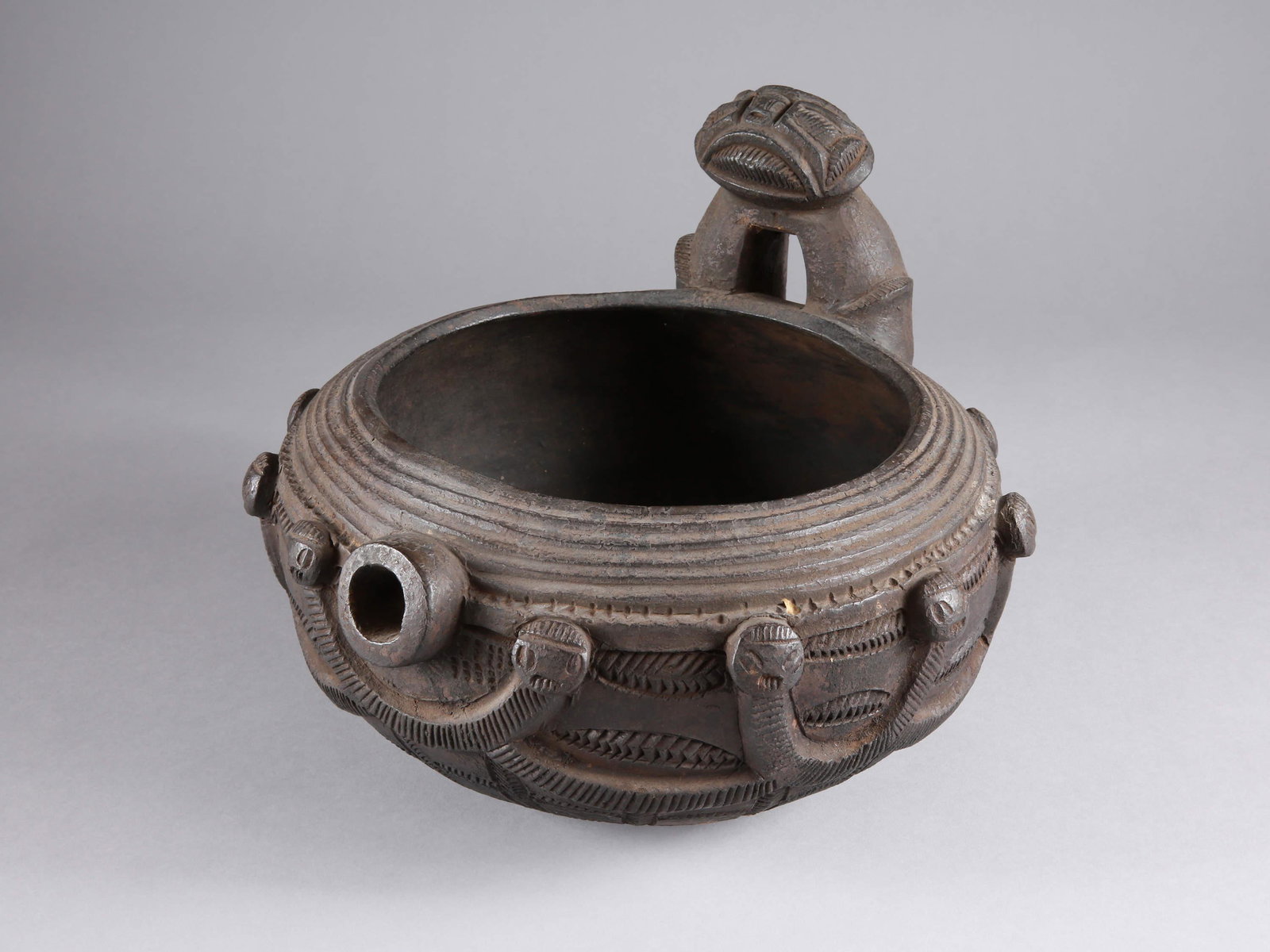 A Grassfields Vessel, "kü tò": Terrakotta-Schale, "kü tò" Grassland, Kamerun Mit Sockel / with base Terrakotta. H 24 cm. Ø 21 cm. Provenienz: - Peter Schnell, Zürich. - Galerie Walu, Basel. Die auf Deutsch Grassland (Englisch G