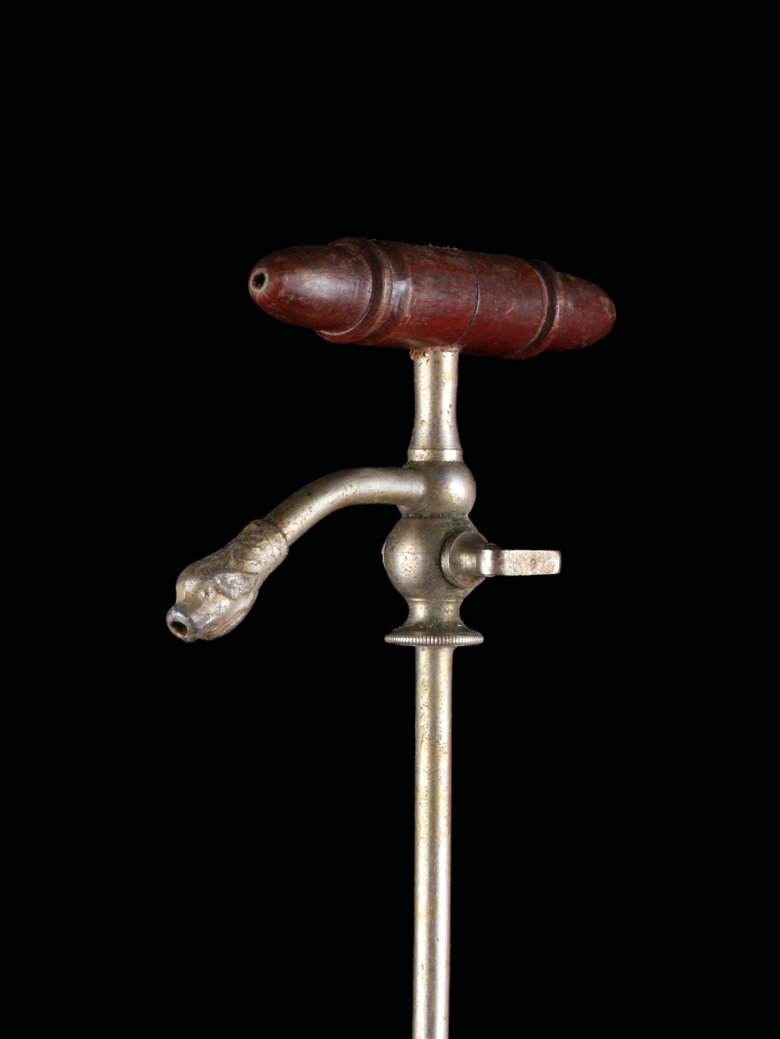 Champagne Tap: Champagner-Hahn Stahl, Holz. H 38 cm. Provenienz: Schweizer Privatsammlung, Basel. CHF 100 / 200 EUR 91 / 182