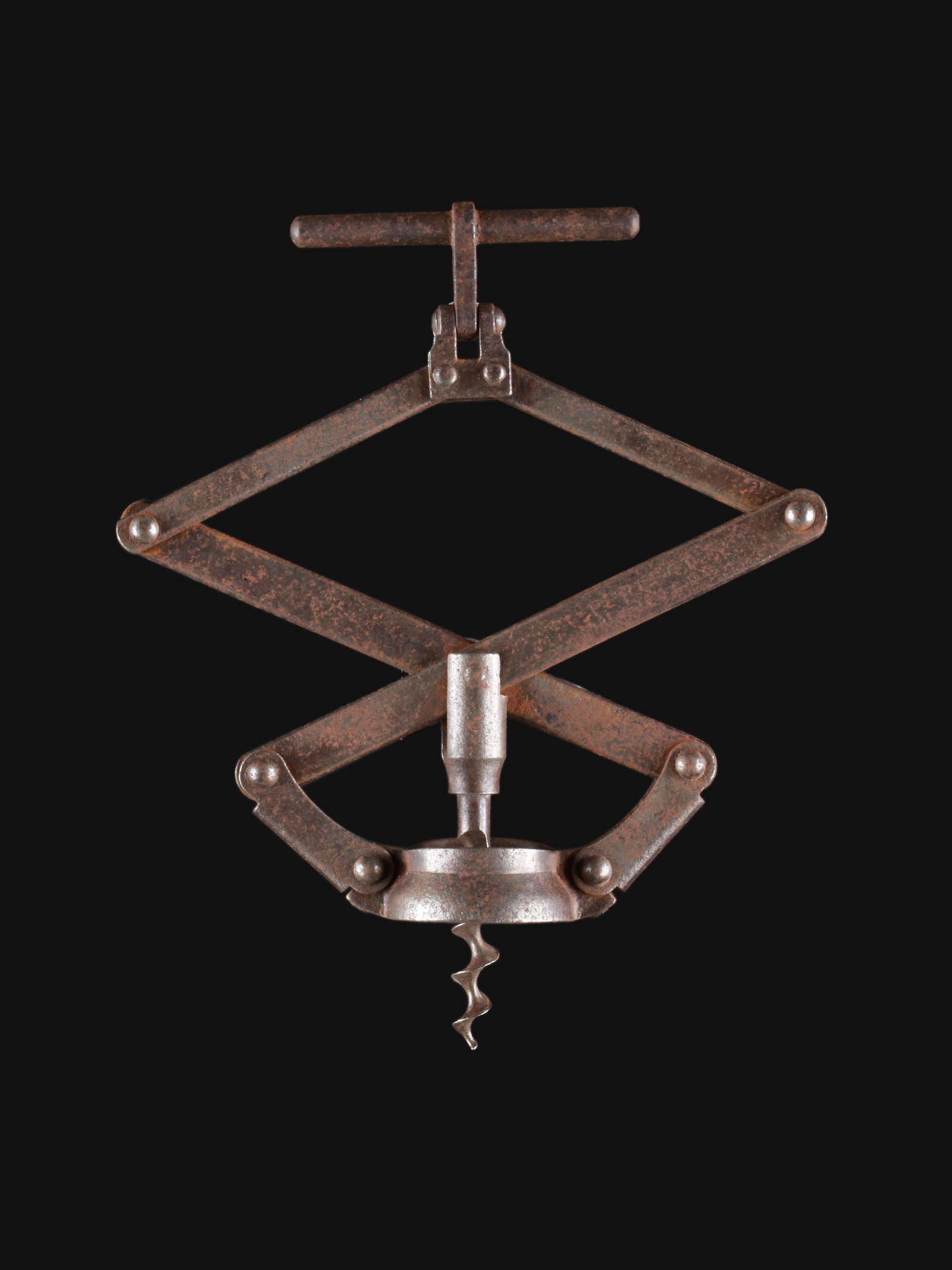 Concertina Corkscrew: Gliederkorkenzieher Frankreich Stahl. H 12 - 20,5 cm. Provenienz: Schweizer Privatsammlung, Basel. Markierung (kaum leserlich): ""Perfect Brevete S.G.D.G."" CHF 50 / 100 EUR 45 / 91