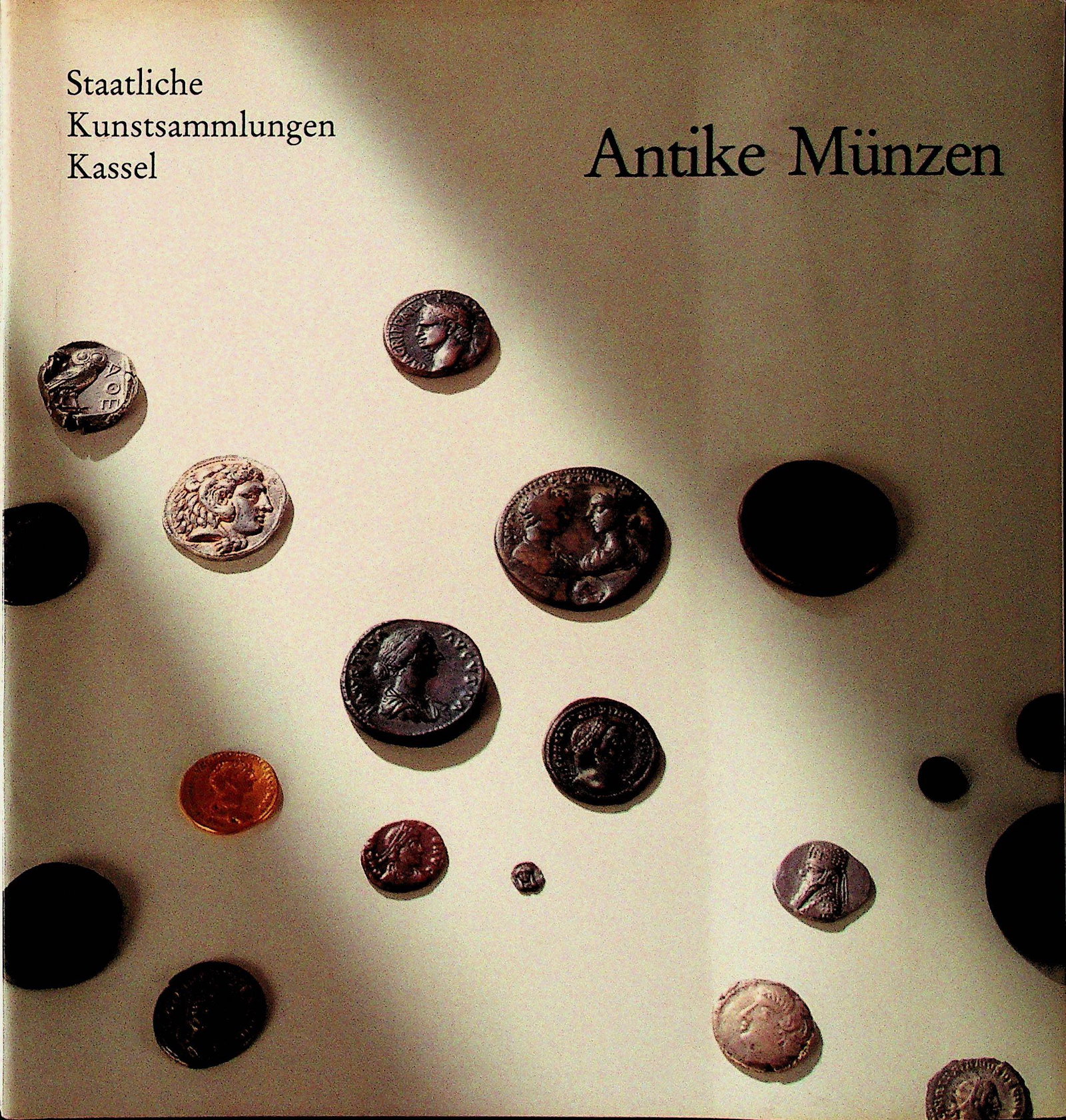 Antike Münzen: Antike Münzen Staatliche Kunstsammlungen Kassel (1985). Kassel, Staatliche Kunstsammlungen. CHF 50 / 100 EUR 45 / 91 _____________________________ The library of Dr J. Robert Guy The part o