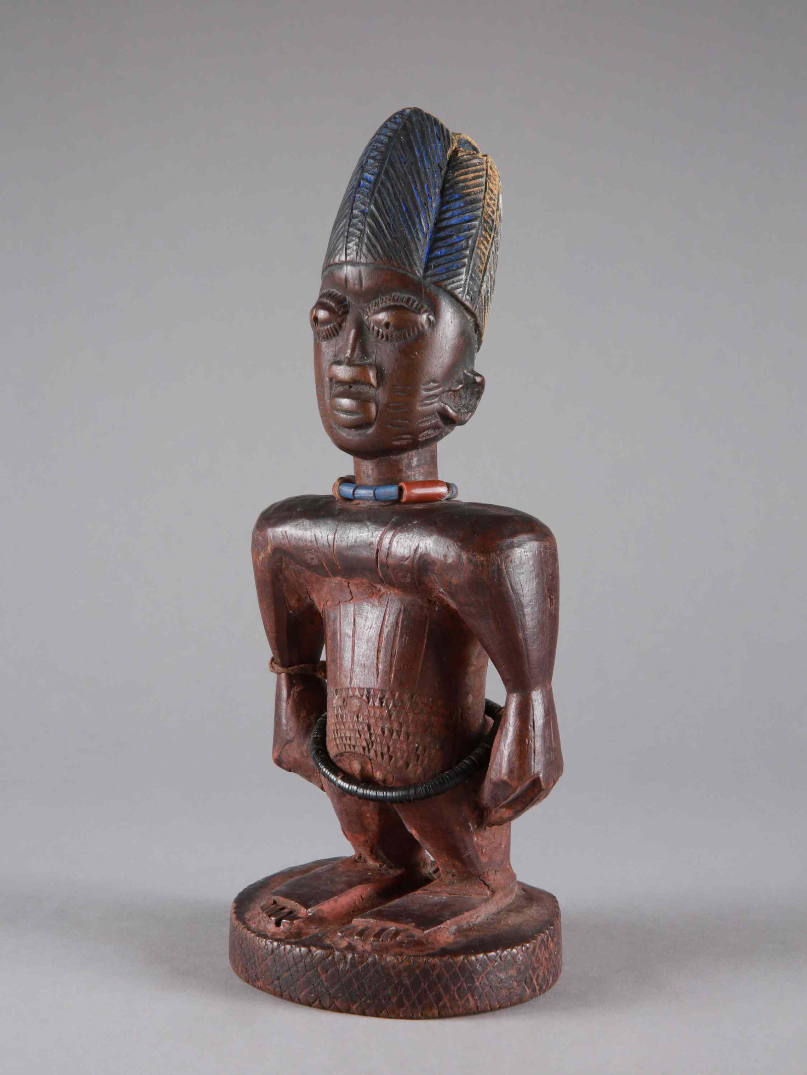 A Yoruba Twin Figure, "ere ibeji": Zwillingsfigur, "ere ibeji" Yoruba, Nigeria Ohne Sockel / without base Holz. H 27 cm. Provenienz: Hans-Joachim Struck (1934-2016), 1980-er Jahre in Nigeria erworben. Über Zwillinge wurde schon im