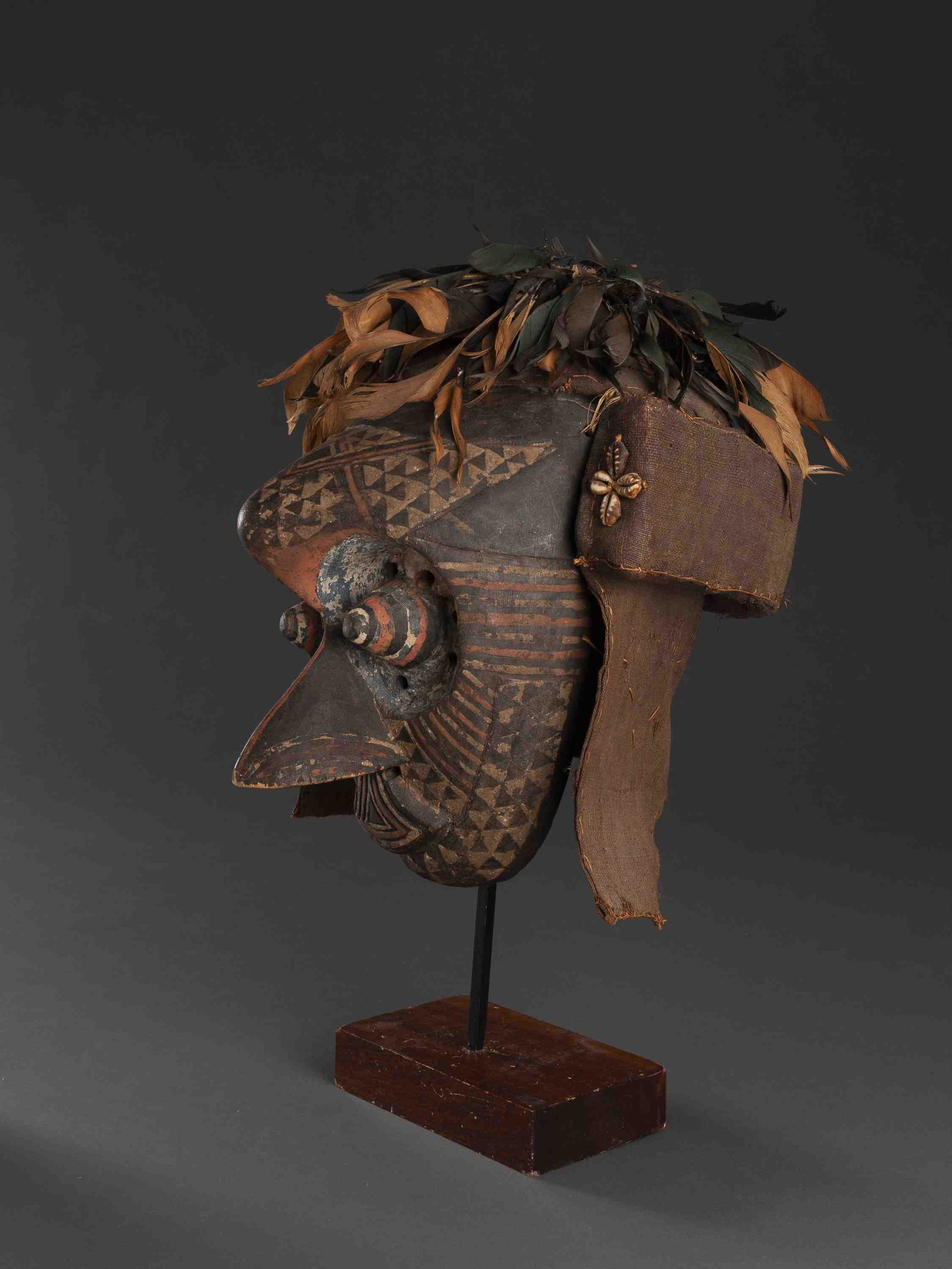 A Bushoong Mask, "ishendemala": Maske, "ishendemala" Bushoong, DR Kongo Mit Sockel / with base Holz, Textil. H 35 cm. Provenienz: - Nachlass Madeleine und Jean-Jacques Keller (bis 1980 Abidjan, danach Rheinfelden). - Hammer Auktion 