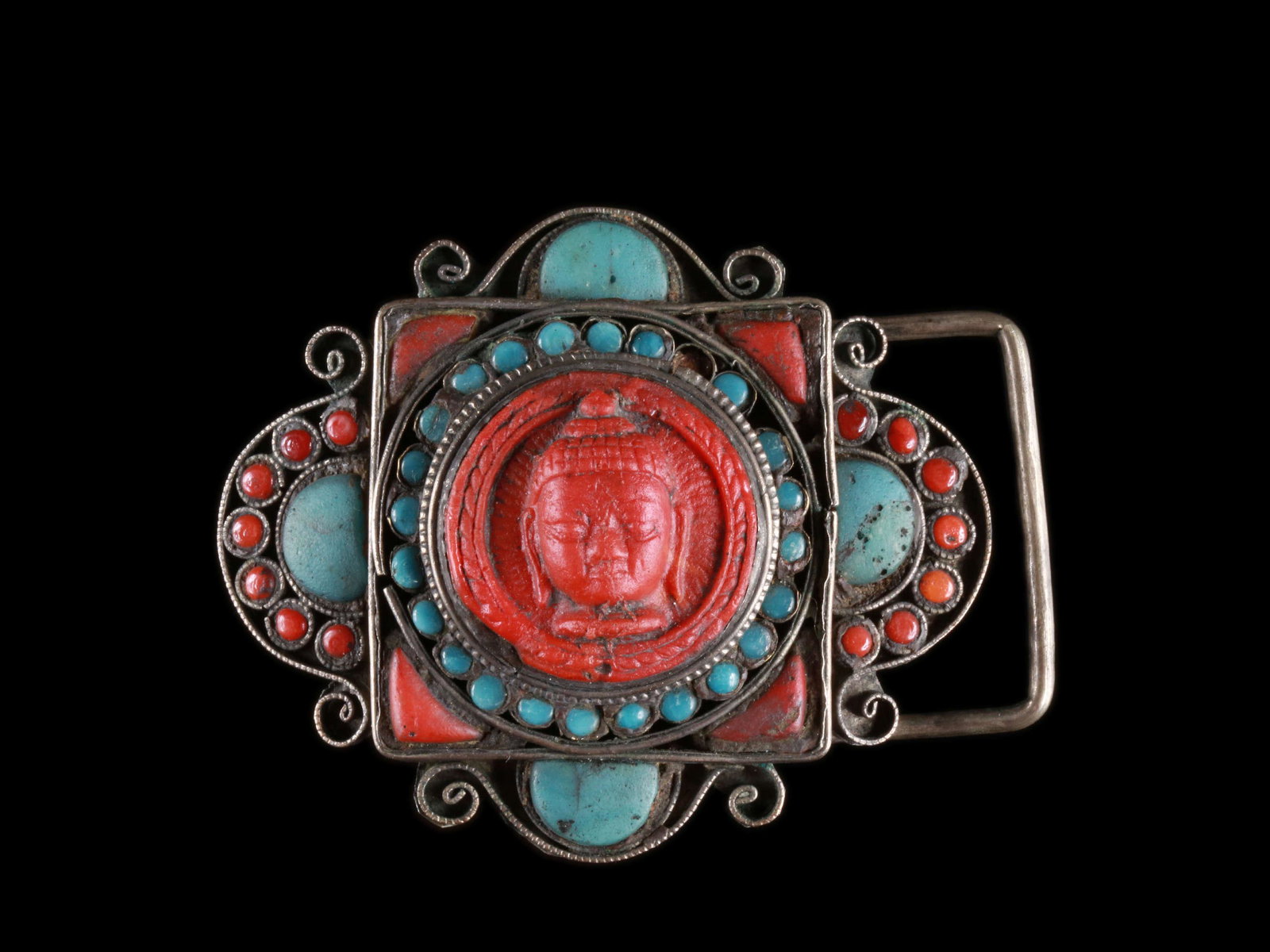 A Tibetan Belt Buckle: Gürtelschnalle Tibet Ohne Sockel / without base Silber, Koralle, Türkis. H 6 cm. B 7,5 cm. Provenienz: Schweizer Privatsammlung, Zürich. CHF 200 / 300 EUR 182 / 273