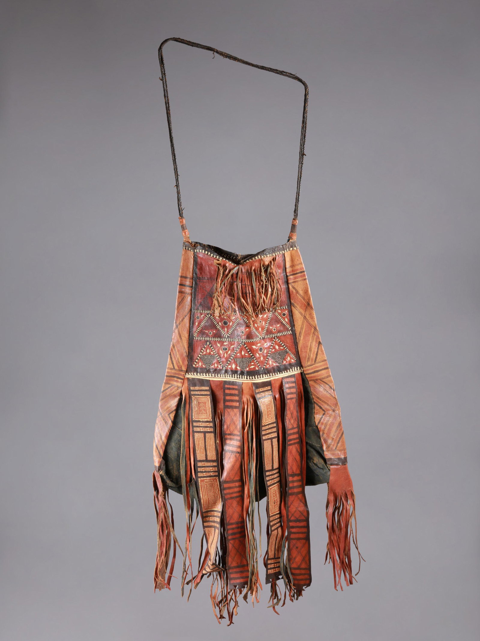 A Tuareg Travel Bag, "tassufra": Reisesack, "tassufra" Tuareg, Mali, Algerien, Niger, Libyen, Burkina Faso Ohne Sockel / without base Leder. B 57 cm. L 100 cm. Provenienz: - Heinz-Werner Fusbahn (1905-1958, Stuttgart/Basel) und Marga