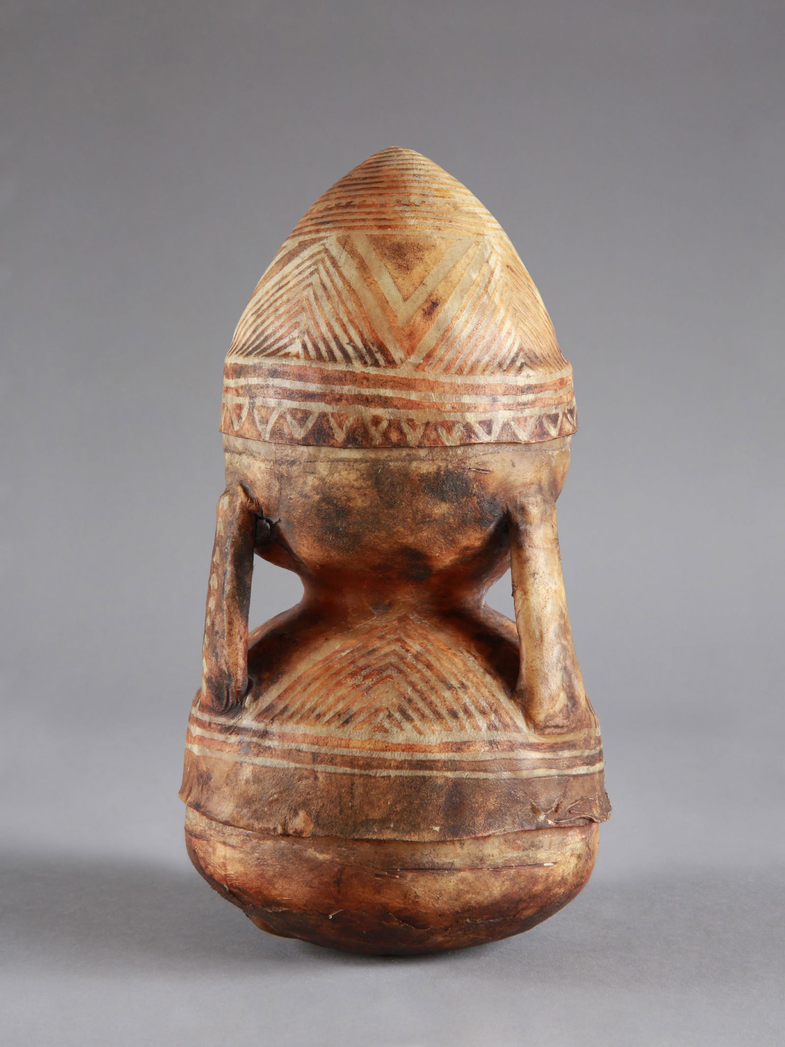 A Tuareg Vessel, "bata": Behälter, "bata" Tuareg, Niger, Agadez Ohne Sockel / without base Leder. H 19 cm. Ø 10 cm. Provenienz: - Heinz-Werner Fusbahn (1905-1958, Stuttgart/Basel) und Margaret Fusbahn-Billwiller (19