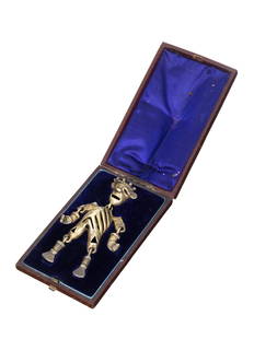 A Costa Rican Skeleton Pendant, Diquis Style: Anhänger, Skelett Diquis-Stil, Costa Rica Mit Schachtel / with box Metall-Legierung. H 12 cm. Provenienz: - Sir Jacob Epstein (1880-1959), London. - Carlo Monzino (1931-1996), Castagnola. 