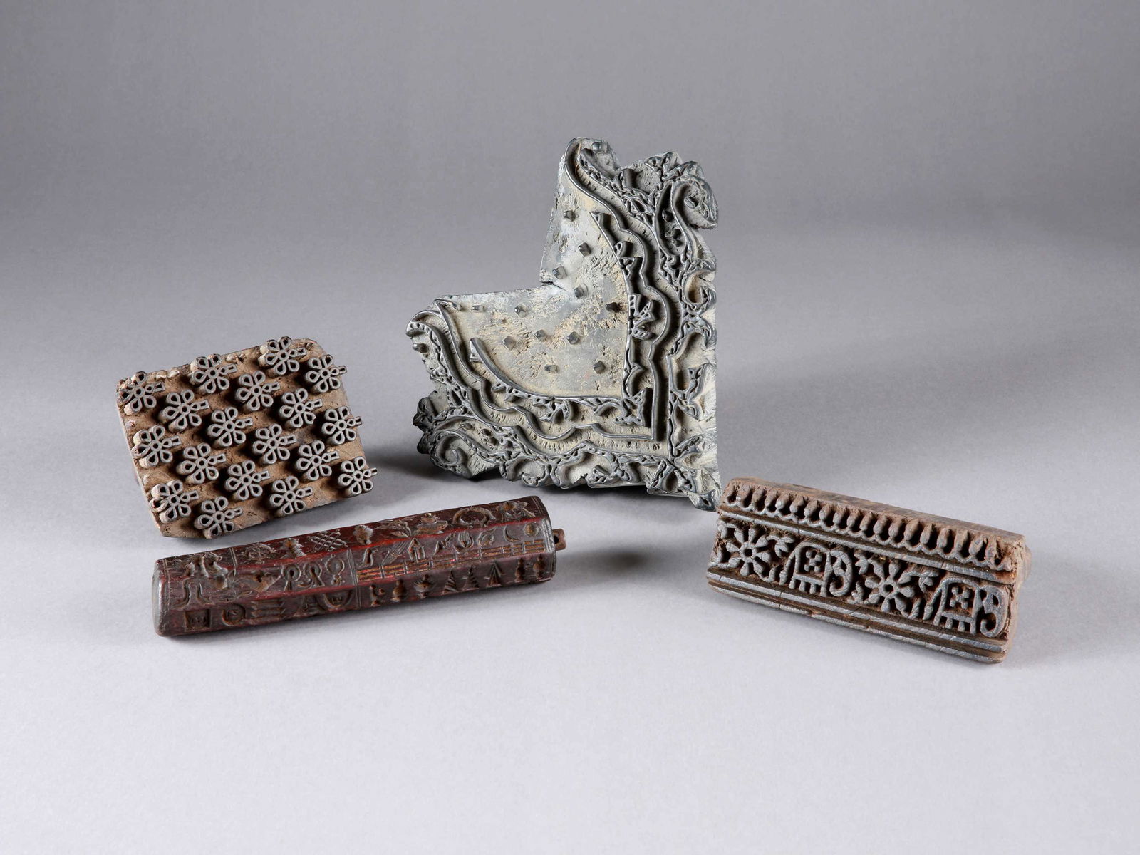 4 Indian Fabric Printing Stamps: 4 Stoffdruck-Stempel Indien Ohne Sockel / without base Holz. H 12 - 20 cm. Provenienz: Schweizer Privatsammlung, Basel. Alle Objekte dieser Sammlung wurden anlässlich mehrerer Reisen in den 1960e