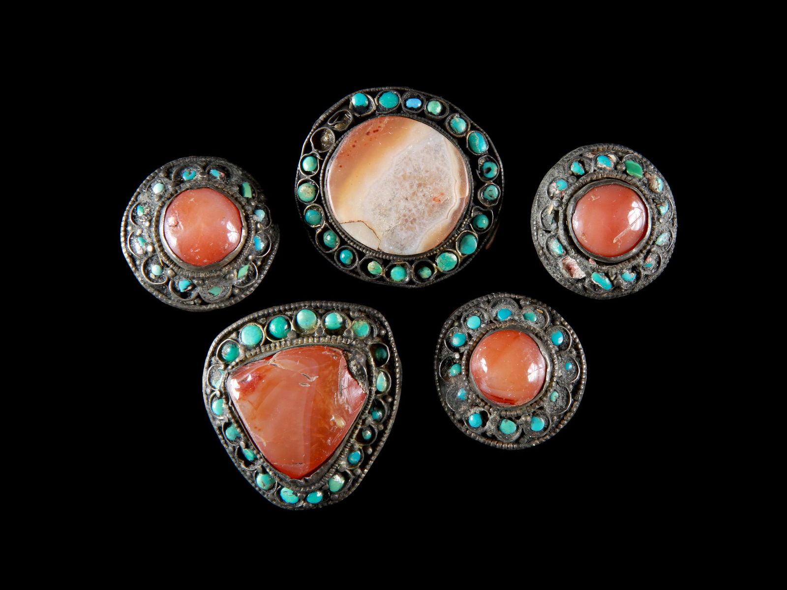 5 Tibetan Jewelry Pieces: 5 Schmuckstücke Tibet Ohne Sockel / without base Quarz, Türkis, Silber. Ø 3 - 4,5 cm. Provenienz: Schweizer Privatsammlung, Basel. Alle Objekte dieser Sammlung wurden anlässlich me