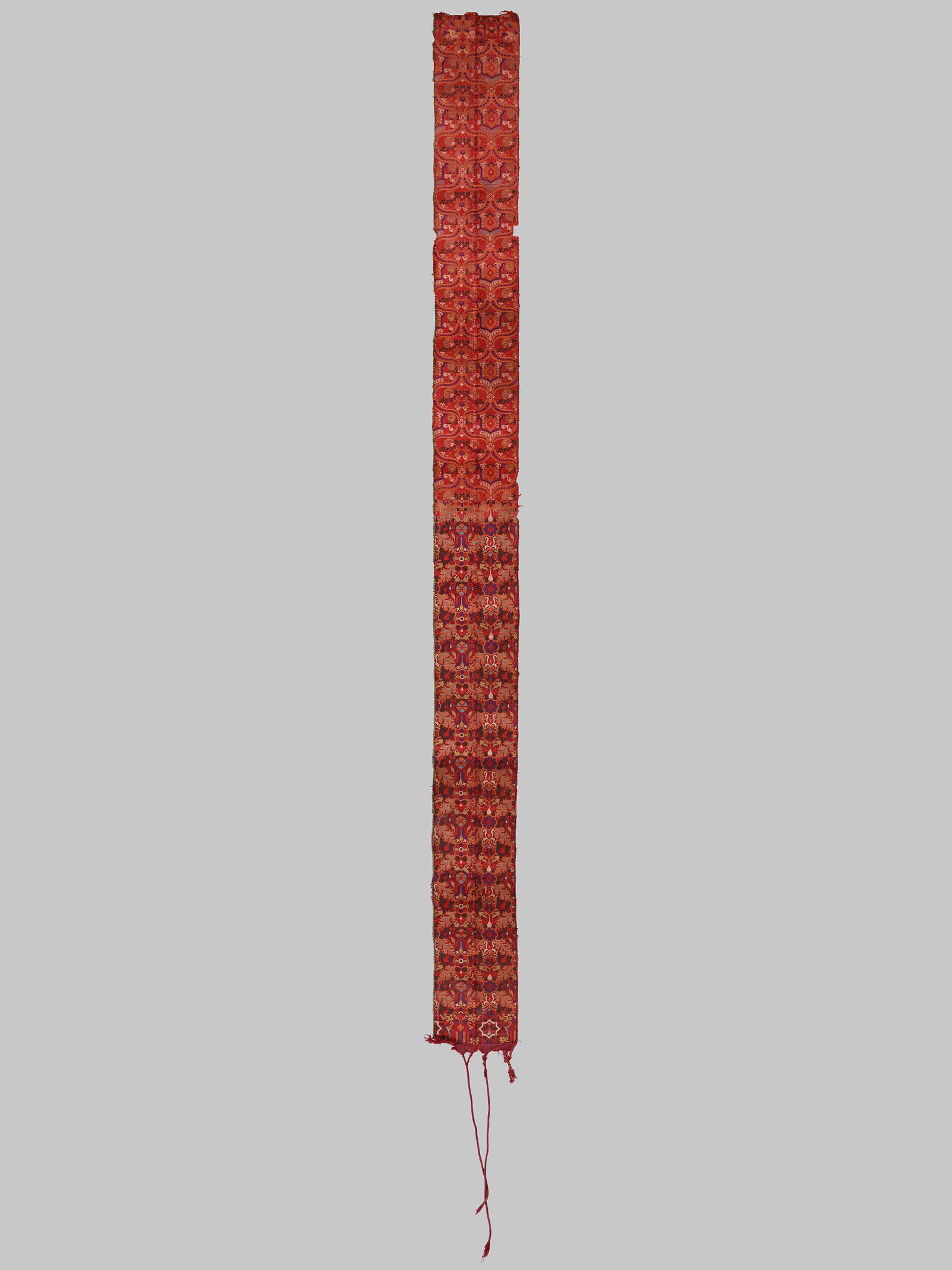 A Tibetan Belt: Gürtel Tibet Ohne Sockel / without base Textil. B 19 cm. L 245 cm. Provenienz: Schweizer Privatsammlung, Basel. Alle Objekte dieser Sammlung wurden anlässlich mehrerer Reisen in den 1960er J