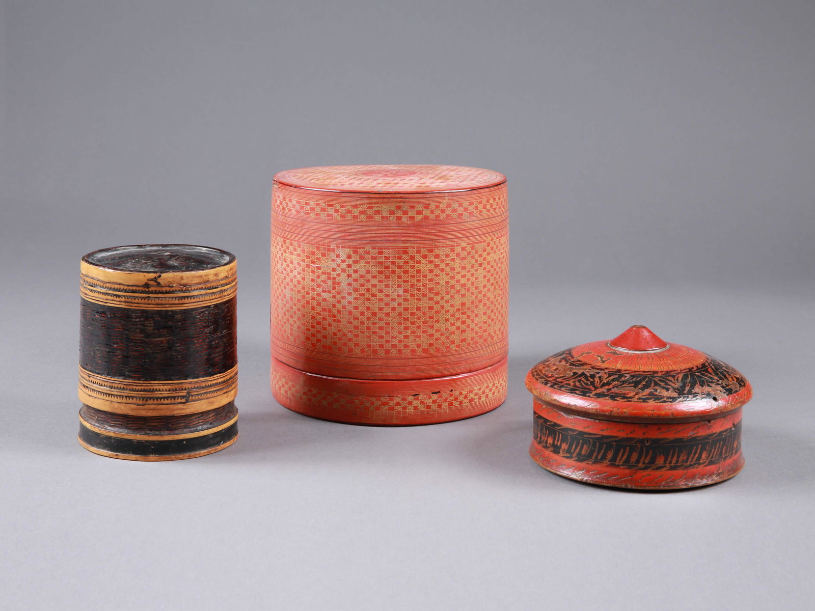 3 Burmese Betel-Containers, "kun-it": 3 Betel-Behälter, "kun-it" Burma Ohne Sockel / without base Holz. H 7 - 15 cm. Ø 9 - 15,5 cm. Provenienz: Schweizer Privatsammlung, Basel. Alle Objekte dieser Sammlung wurden anlässlich