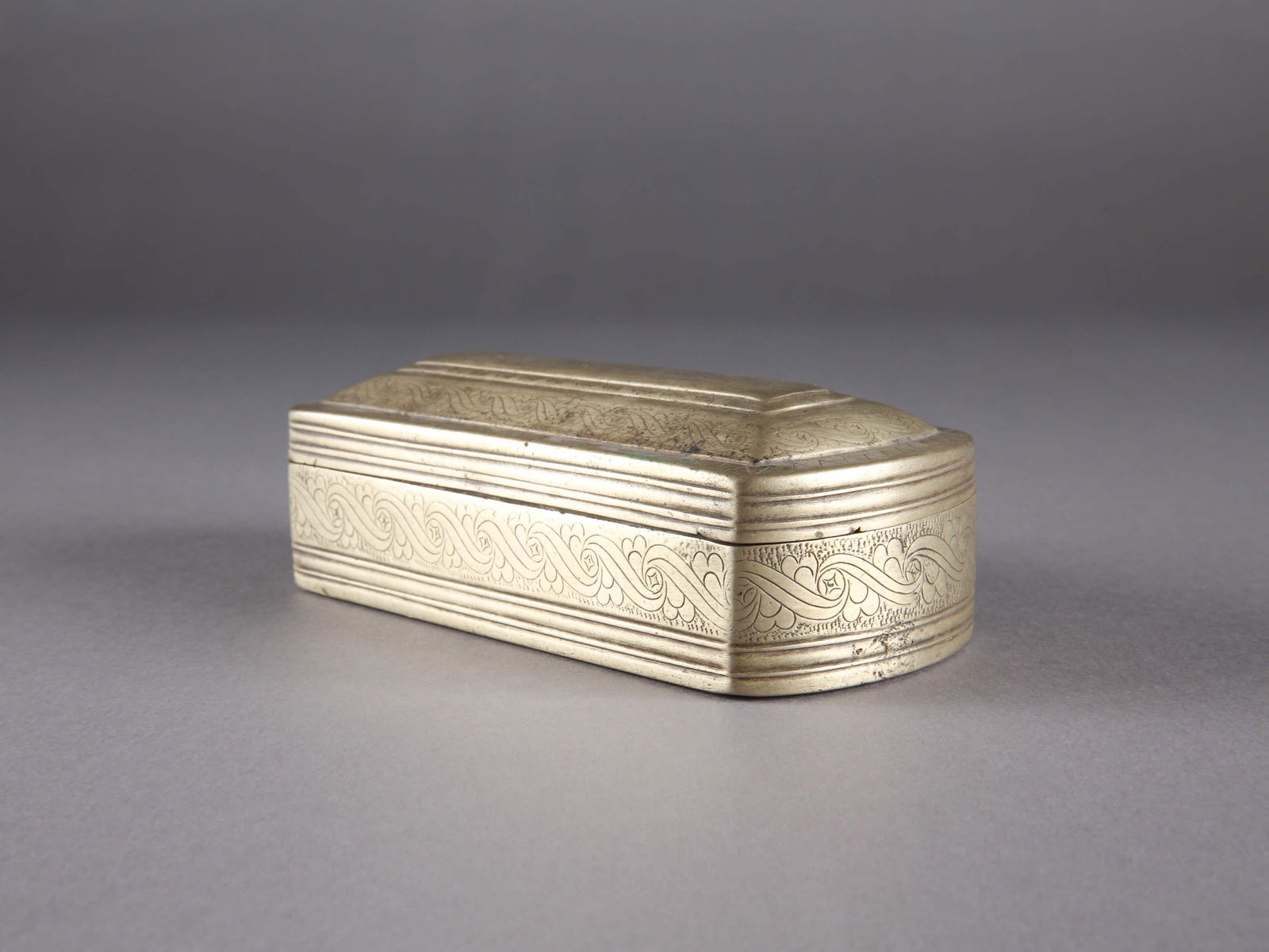 A Filipino Betel-Container: Betel-Schatulle Philippinen Ohne Sockel / without base Weissmetall. H 5 cm. B 7 cm. L 14 cm. Provenienz: Schweizer Privatsammlung, Basel. Alle Objekte dieser Sammlung wurden anlässlich mehrerer R