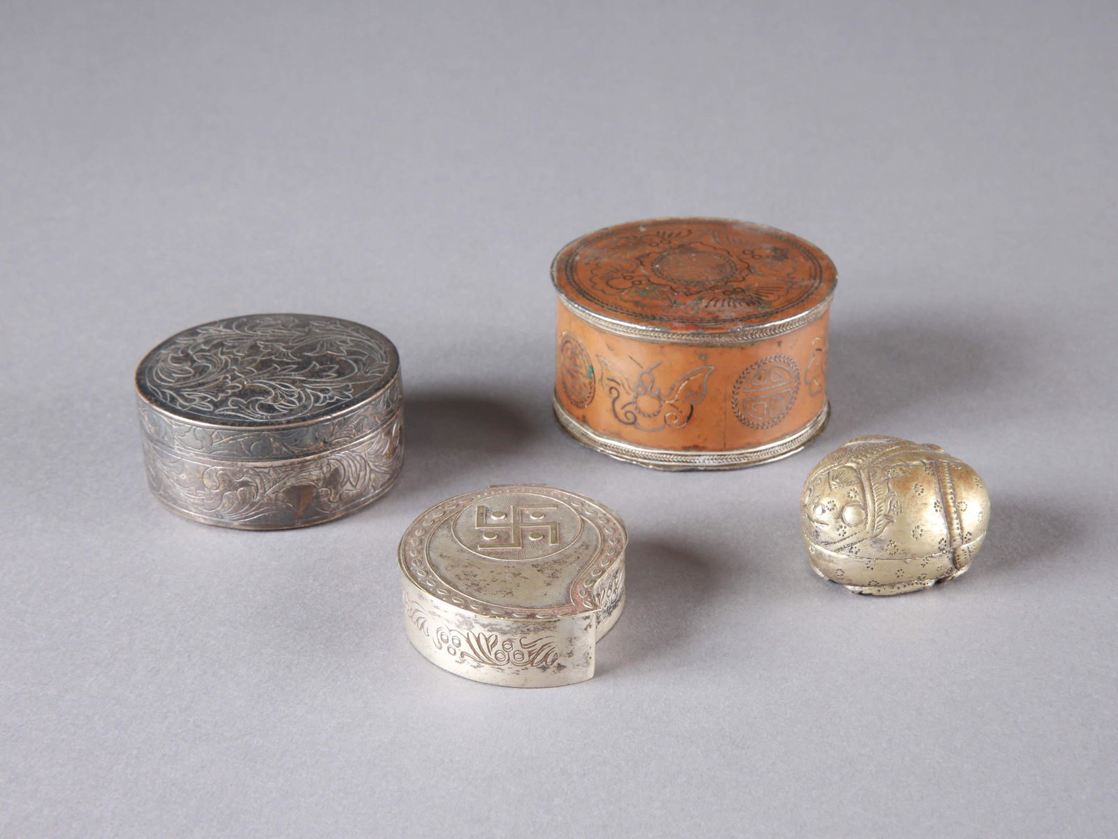 2 Indian Betel-Containers: 4 Betel-BehÃ¤lter Indonesien Ohne Sockel / without base Silber, Alpacca, Kupfer. B 3 - 6,5 cm. Ã˜ Provenienz: Schweizer Privatsammlung, Basel. Alle Objekte dieser Sammlung wurden anlÃ¤sslich meh