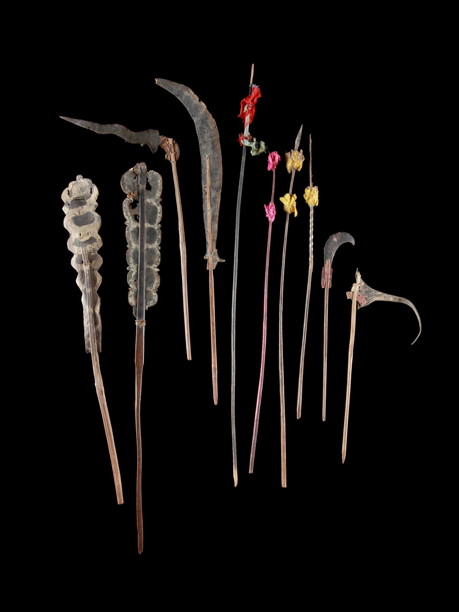 10 Indonesian Shadow Puppetry Sticks, "wayang kulit": 10 Schattentheater-Stäbe, "wayang kulit" Indonesien, Bali Ohne Sockel / without base Leder, Holz, Baumwolle. H 27,5 - 61 cm. Provenienz: - Galerie Maria Wyss, Basel. - Erben Maria Wyss. - Galerie