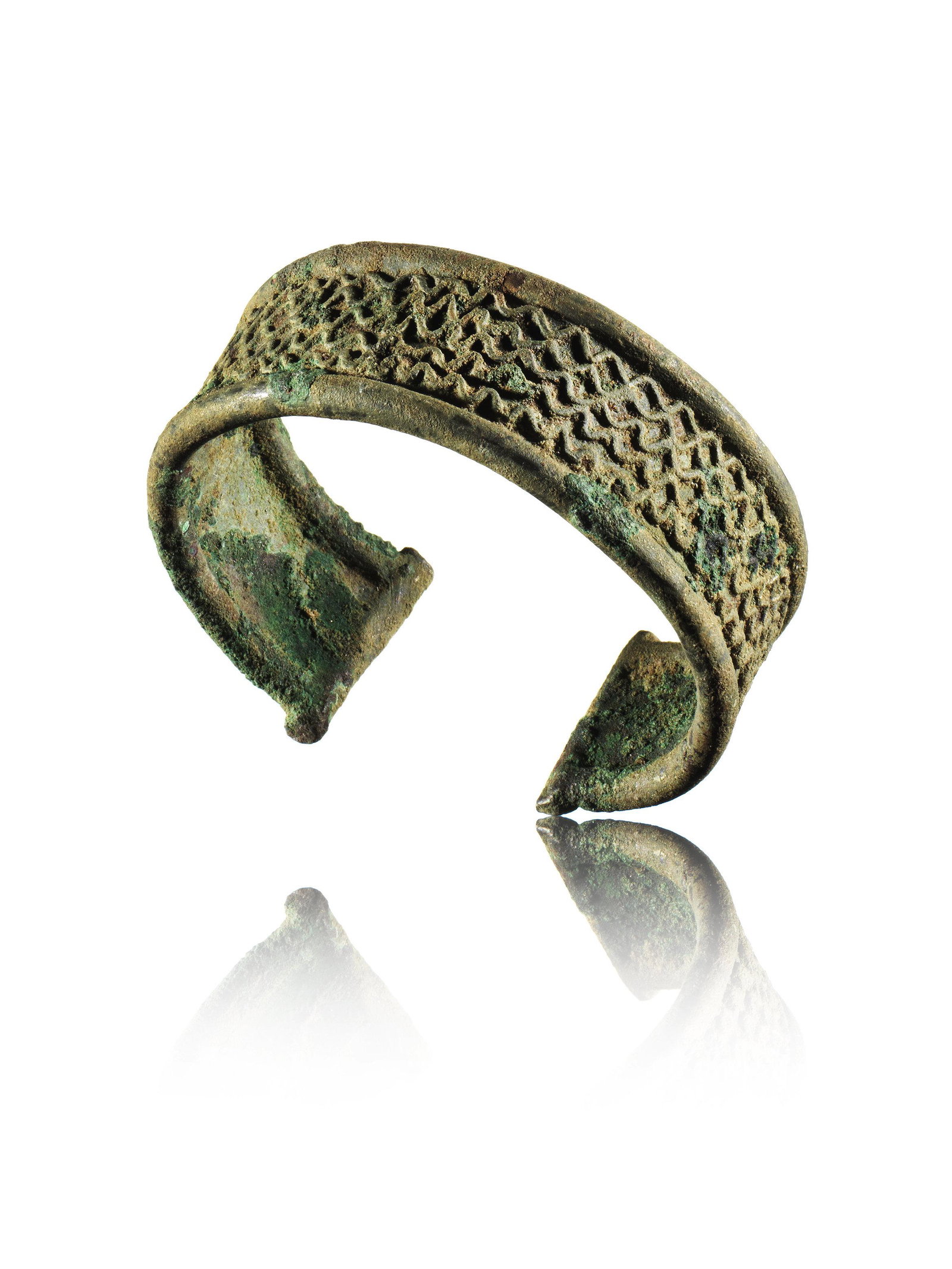 A Djenne Bronze Bangle: Armreif Djenne, Mali Ohne Sockel / without base Kupferlegierung. Ø 9 cm. Provenienz: Galerie Walu, Zürich (1985). Die alte Stadt Djenné wurde um 800 n. Chr. gegründet und gehö