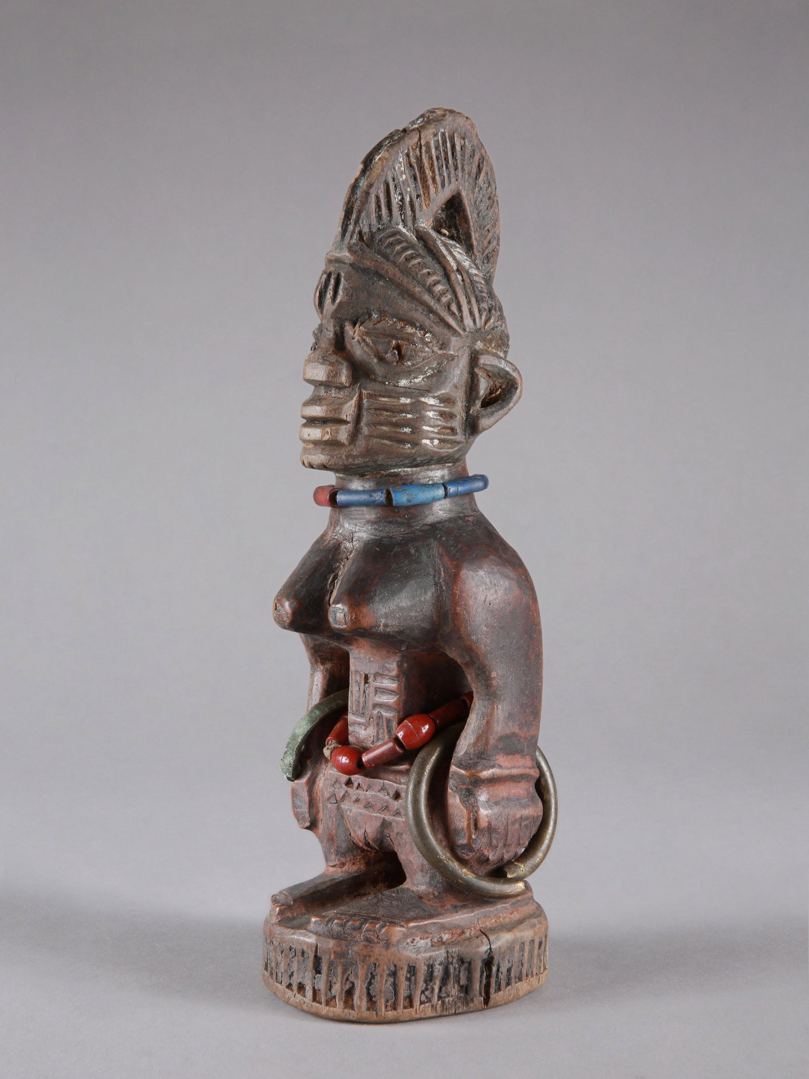 A Yoruba Twin Figure, "ere ibeji": Zwillingsfigur, "ere ibeji" Yoruba, Nigeria Ohne Sockel / without base Holz. H 26 cm. Provenienz: Hans-Joachim Struck (1934-2016), 1980er Jahre in Nigeria erworben. Über Zwillinge wurde schon imm