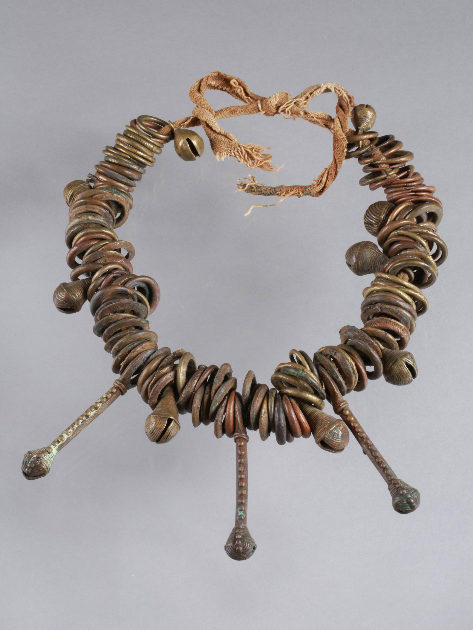 A Vere Necklace: Collier Vere, Nigeria Ohne Sockel / without base Gelbguss, Textil. L 92 cm. Provenienz: Helmut (1931-2021) und Marianne Zimmer, Zürich. Seit jeher begleitet und fasziniert Schmuck in verschiedens