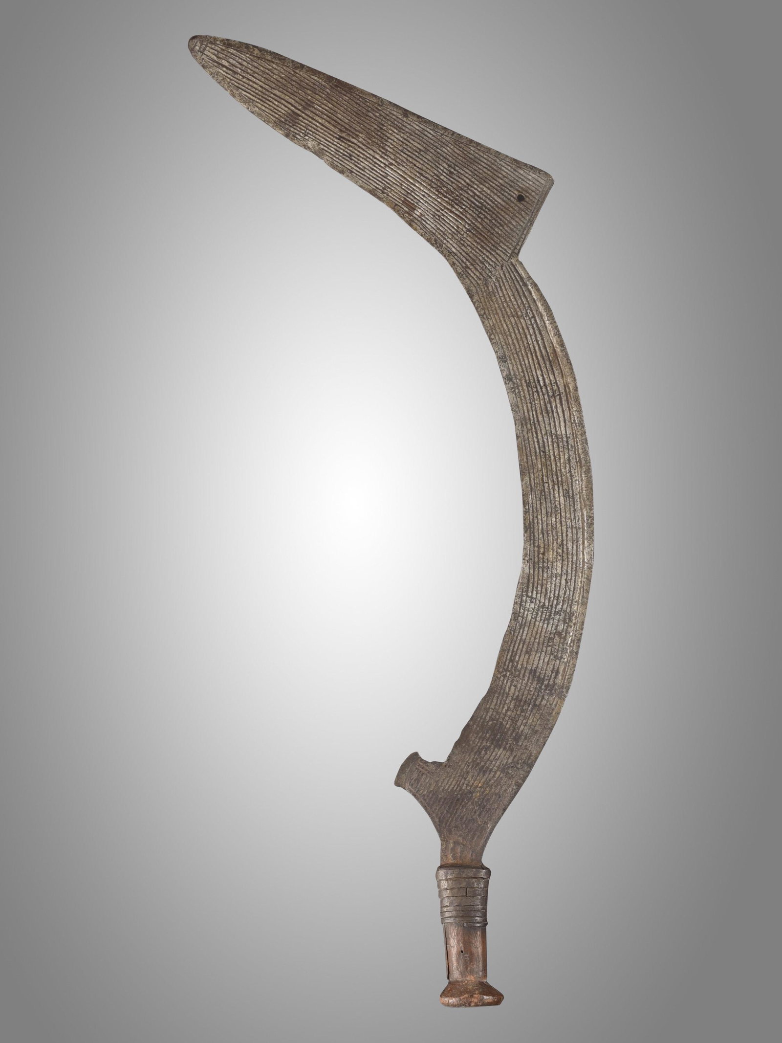 A Bandia Ceremonial Blade: Sichelförmiges Messer Bandia, Binja, Nsakara, DR Kongo Ohne Sockel / without base Holz, Eisen. L 71,5 cm. Provenienz: Helmut (1931-2021) und Marianne Zimmer, Zürich. Zeremonialwaffen zeichne