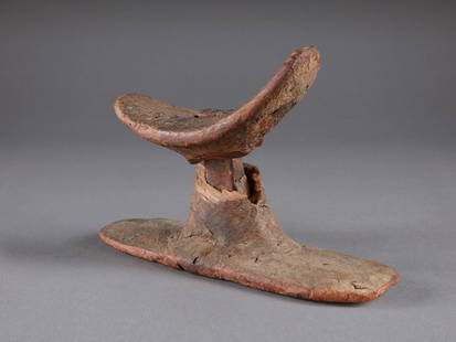 An Egyptian Headrest: Ägyptische Nackenstütze Ägypten Ohne Sockel / without base Holz. H 16 cm. B 25,5 cm. Provenienz: Evan Maurer, Minneapolis. Nackenstützen wurden benutzt, um im Schlaf kunstvoll