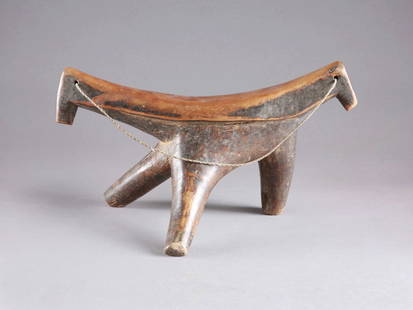 A Shilluk Headrest (and/or Seat): Shilluk Nackenst&#252;tze (und/oder Sitz) Shilluk / Dinka, Sudan Ohne Sockel / without base Holz. H 22 cm. B 39 cm. Provenienz: Evan Maurer, Minneapolis. Nackenst&#252;tzen wurden benutzt, um im Schla