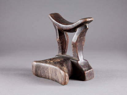 A Luba Headrest, "musamo": Luba Nackenstütze, "musamo" Luba, DR Kongo Ohne Sockel / without base Holz. H 19 cm. B 16,5 cm. Provenienz: - Marc Leo Felix, Brüssel. - Evan Maurer, Minneapolis. Nackenstützen