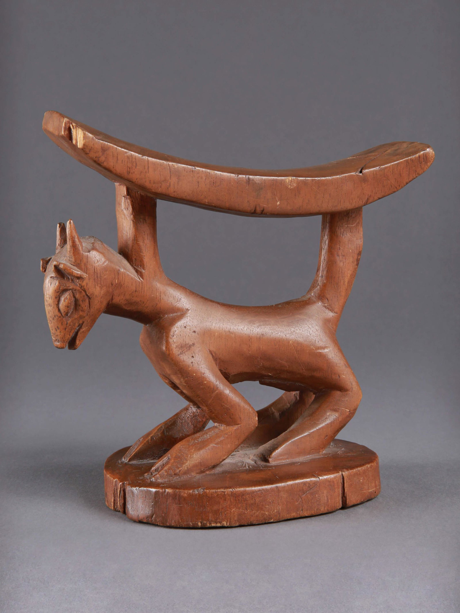 A Yaka Headrest, "musaw", not used: Yaka Nackenstütze, "musaw", ungebraucht Yaka, DR Kongo, Kwango-Provinz Ohne Sockel / without base Holz. H 15,5 cm. B 15,5 cm. Provenienz: Evan Maurer, Minneapolis. Nackenstützen wurden benut