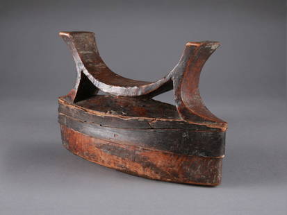 A Zande Headrest, "eringa": Zande Nackenstütze, "eringa" Zande, DR Kongo, Uele-Provinz Ohne Sockel / without base Holz, Rinde. H 20 cm. B 30,5 cm. Provenienz: Evan Maurer, Minneapolis. Nackenstützen wurden benutzt, um