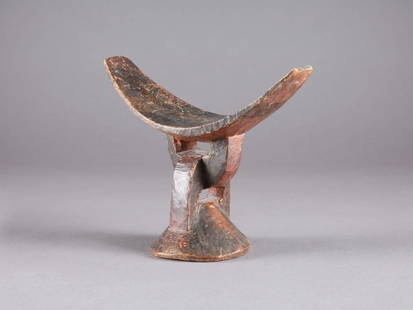 A Somali Headrest: Somali Nackenstütze Somali, Somalia Ohne Sockel / without base Holz. H 19 cm. B 23 cm. Provenienz: Evan Maurer, Minneapolis. Nackenstützen wurden benutzt, um im Schlaf kunstvoll geflochtene