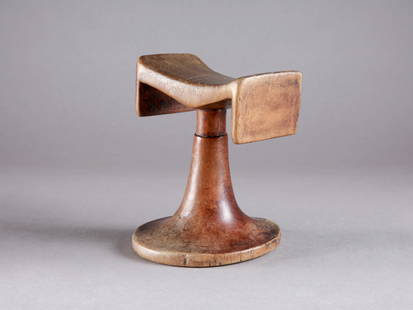 A Songo Headrest, "musaw": Songo Nackenstütze, "musaw" Songo / Yanzi / Teke / Yaka, DR Kongo Ohne Sockel / without base Holz. H 14 cm. B 12,5 cm. Provenienz: - Marc Leo Felix, Brüssel. - Evan Maurer, Minneapolis. 