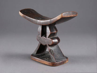 A Shona Headrest, "mutsago": Shona Nackenstütze, "mutsago" Shona, Simbabwe Ohne Sockel / without base Holz. H 14,5 cm. B 17 cm. Provenienz: Evan Maurer, Minneapolis. Nackenstützen wurden benutzt, um im Schlaf kunstvoll