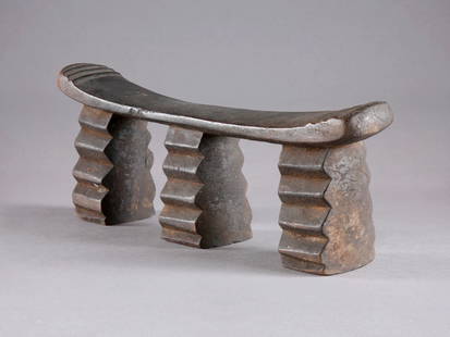 A Zulu Headrest, "izigqiki": Zulu Nackenstütze, "izigqiki" Zulu, Südafrika Ohne Sockel / without base Holz. H 15,5 cm. B 37 cm. Provenienz: Evan Maurer, Minneapolis. Nackenstützen wurden benutzt, um im Schlaf kunst