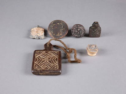 A Lot consisting of 2 Seals and 4 Artifacts: Lot bestehend aus 2 Stempeln und 4 Artefakten Südasien Ohne Sockel / without base Holz, Keramik, Blattgold. L 3,5 - 12,5 cm. Provenienz: Schweizer Privatsammlung, Basel. Alle Objekte dieser Samml