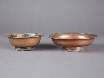 2 South Asian Copper Dishes: 2 Schalen Südasien Ohne Sockel / without base Kupfer, Silber. H 4,5 - 5,5 cm. Ø 13 - 16 cm. Provenienz: Schweizer Privatsammlung, Basel. Alle Objekte dieser Sammlung wurden