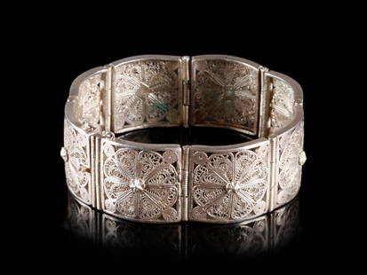 A Caucasian Bracelet: Armreif Kaukasien Ohne Sockel / without base Platin. H 2,5 cm. B 8 cm. Provenienz: Schweizer Privatsammlung, Zürich. CHF 600 / 800 EUR 600 / 800