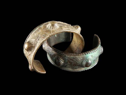 2 Bronze Bracelets: 2 Armreife Bethlehem / PalÃ¤stina Ohne Sockel / without base Gelbguss. H 5 cm. B 6 cm. Provenienz: Schweizer Privatsammlung, ZÃ¼rich. CHF 100 / 200 EUR 100 / 200