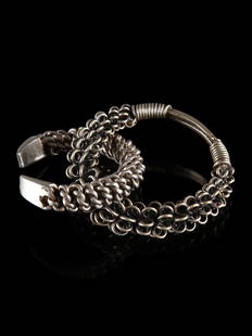 2 Caucasian Bracelets: 2 Armreife Kaukasien Ohne Sockel / without base Silber. H 7 - 8 cm. B 8 - 8,5 cm. Provenienz: Schweizer Privatsammlung, Zürich. CHF 100 / 200 EUR 100 / 200