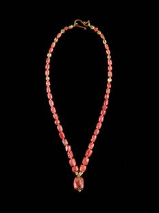 A Bactrian Coral Necklace: Korallen-Collier Baktrisch, Afghanistan Box Koralle, Gold. L 25 cm. Provenienz: Schweizer Privatsammlung, Z&#252;rich. CHF 200 / 400 EUR 200 / 400