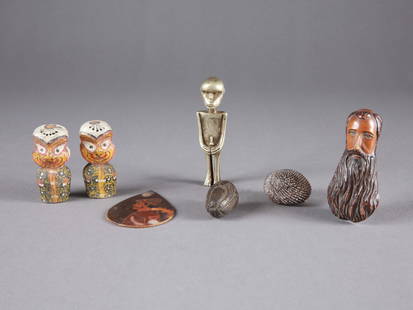 A South Asian Lot consisting of 7 Artifacts: Lot bestehend aus 7 Artefakten Südasien Ohne Sockel / without base Holz, Keramik, Stein, Silber(?). L 3,5 - 10 cm. Provenienz: Schweizer Privatsammlung, Basel. Alle Objekte dieser Sammlung wurden