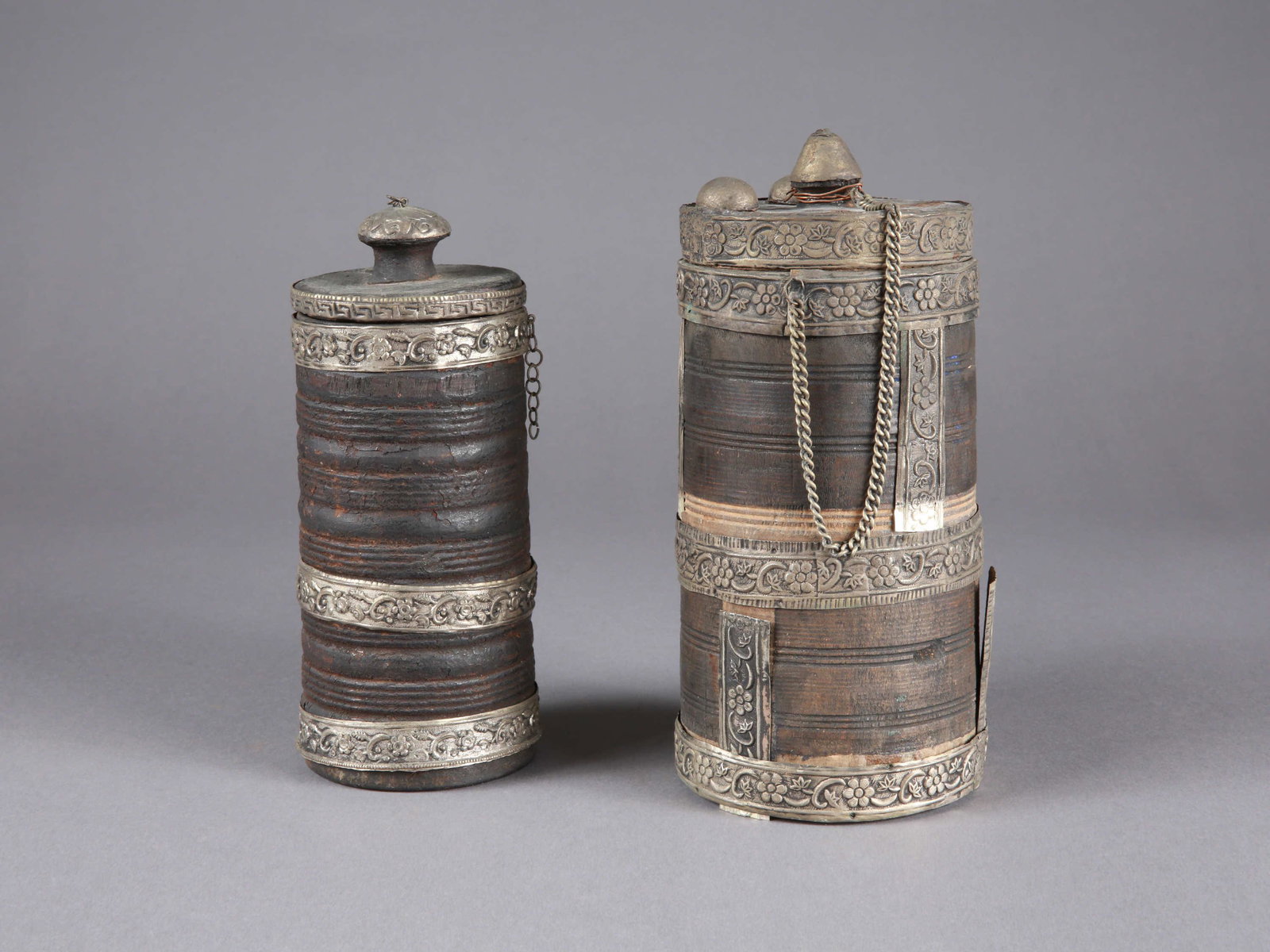 2 Tibetan Beer Chang Flasks: 2 Chang-Gefässe Tibet Ohne Sockel / without base Holz, Silber. H 18,5 - 21 cm. Provenienz: Schweizer Privatsammlung, Basel. Alle Objekte dieser Sammlung wurden anlässlich mehrerer Reisen in