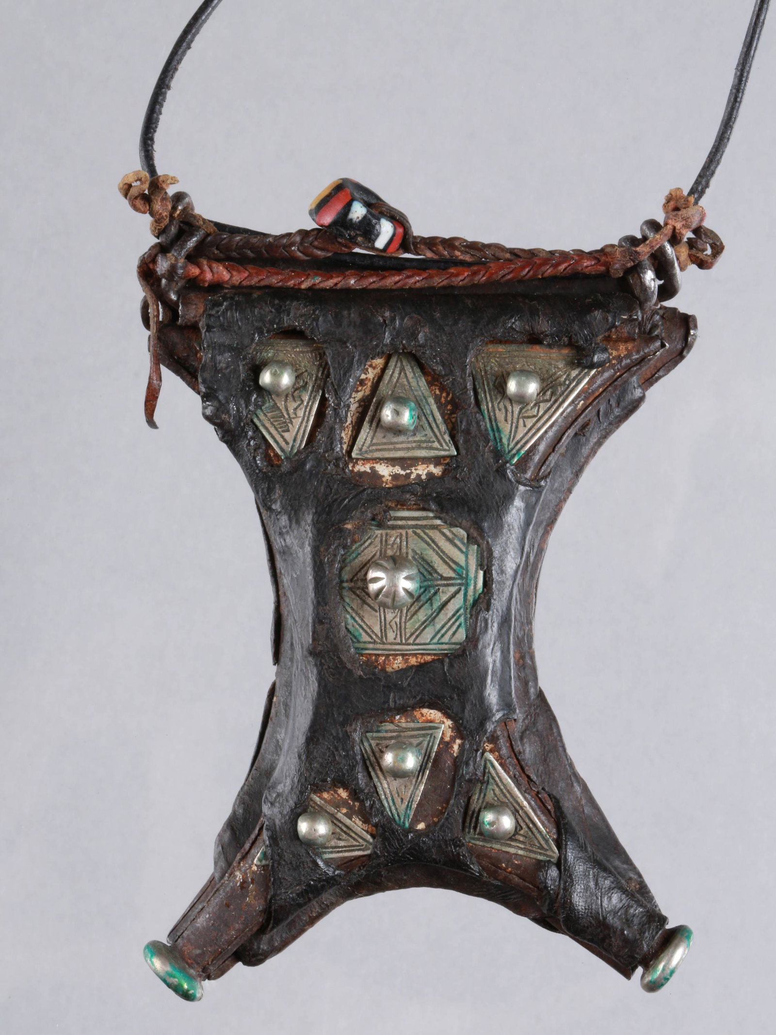 A Tuareg Amulet: Amulett an Lederband Tuareg, Mali, Algerien, Niger, Libyen, Burkina Faso Ohne Sockel / without base Leder, Silber. H 8,5 cm. Provenienz: Helmut (1931-2021) und Marianne Zimmer, Zürich. Seit jeher