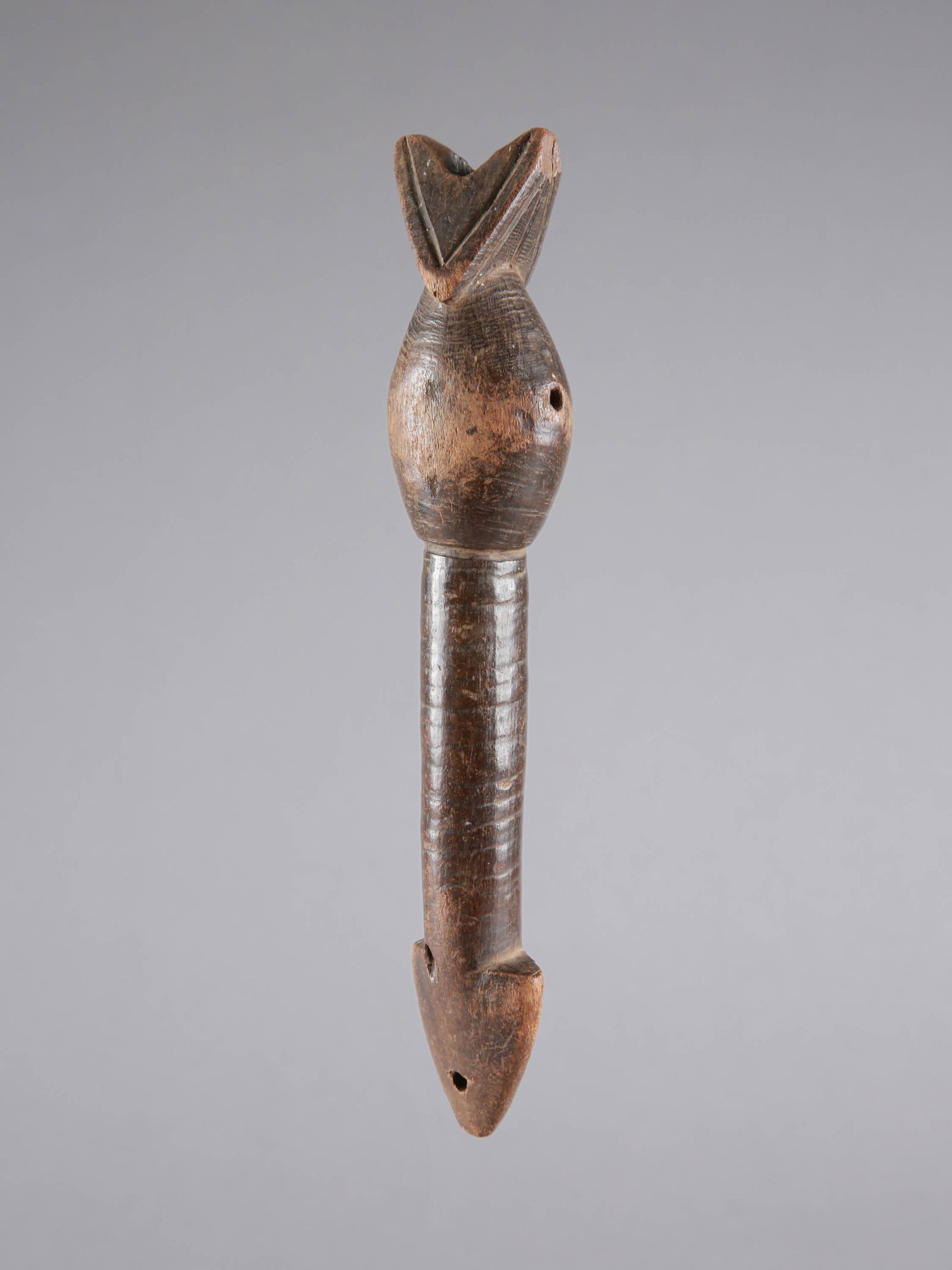A Dagara Flute: Kerbflöte Dagara, Burkina Faso Ohne Sockel / without base Holz. H 25 cm. Provenienz: Schweizer Privatsammlung, Solothurn. In situ erworben (1993). Flöten wurden quer durch Schwarzafrika so u