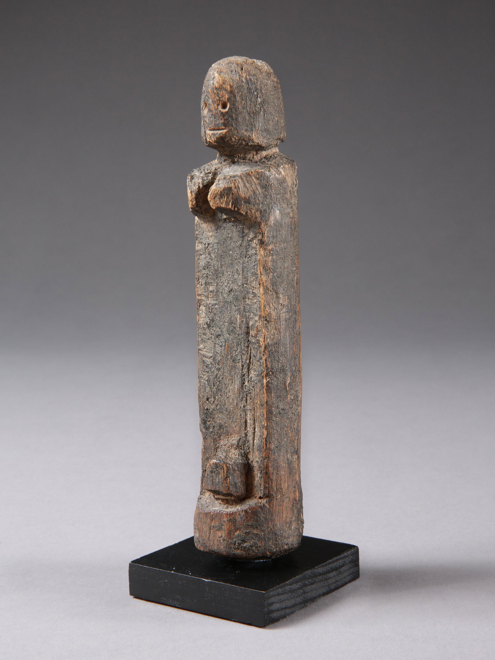 A Dogon Figure: Figur Dogon, Mali Mit Sockel / with base Holz. H 14,5 cm. Provenienz: Schweizer Privatsammlung, Schwyz. CHF 100 / 200 EUR 100 / 200