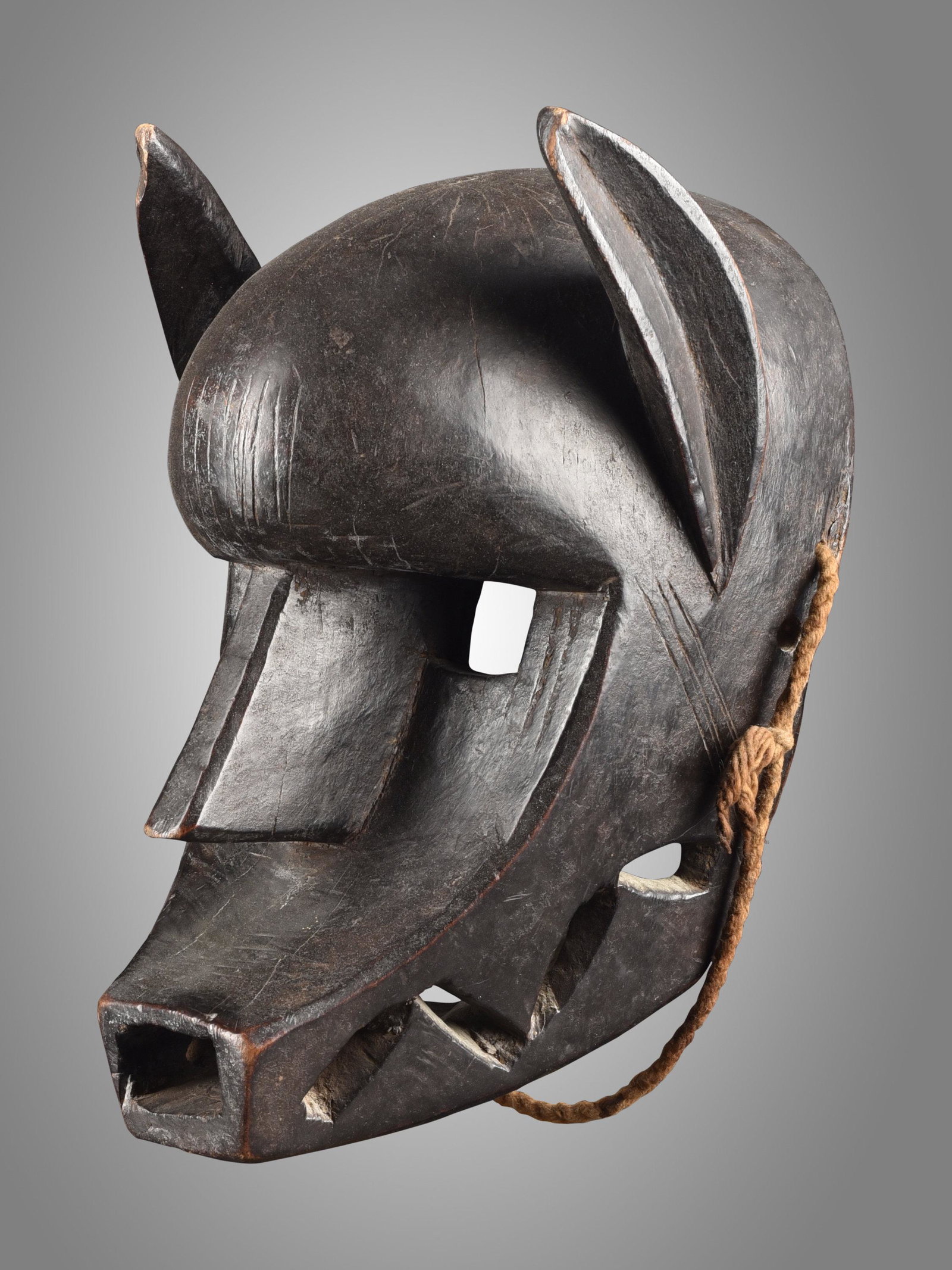 A Bamana Mask, "suruku": Hyänen-Maske, "suruku" Bamana, Mali Ohne Sockel / without base Holz, Schnur. H 28 cm. Provenienz: - lt. H. und M. Zimmer: Galerie Arno Henseler, München (1970er Jahre). - Helmut (1931-2021) 