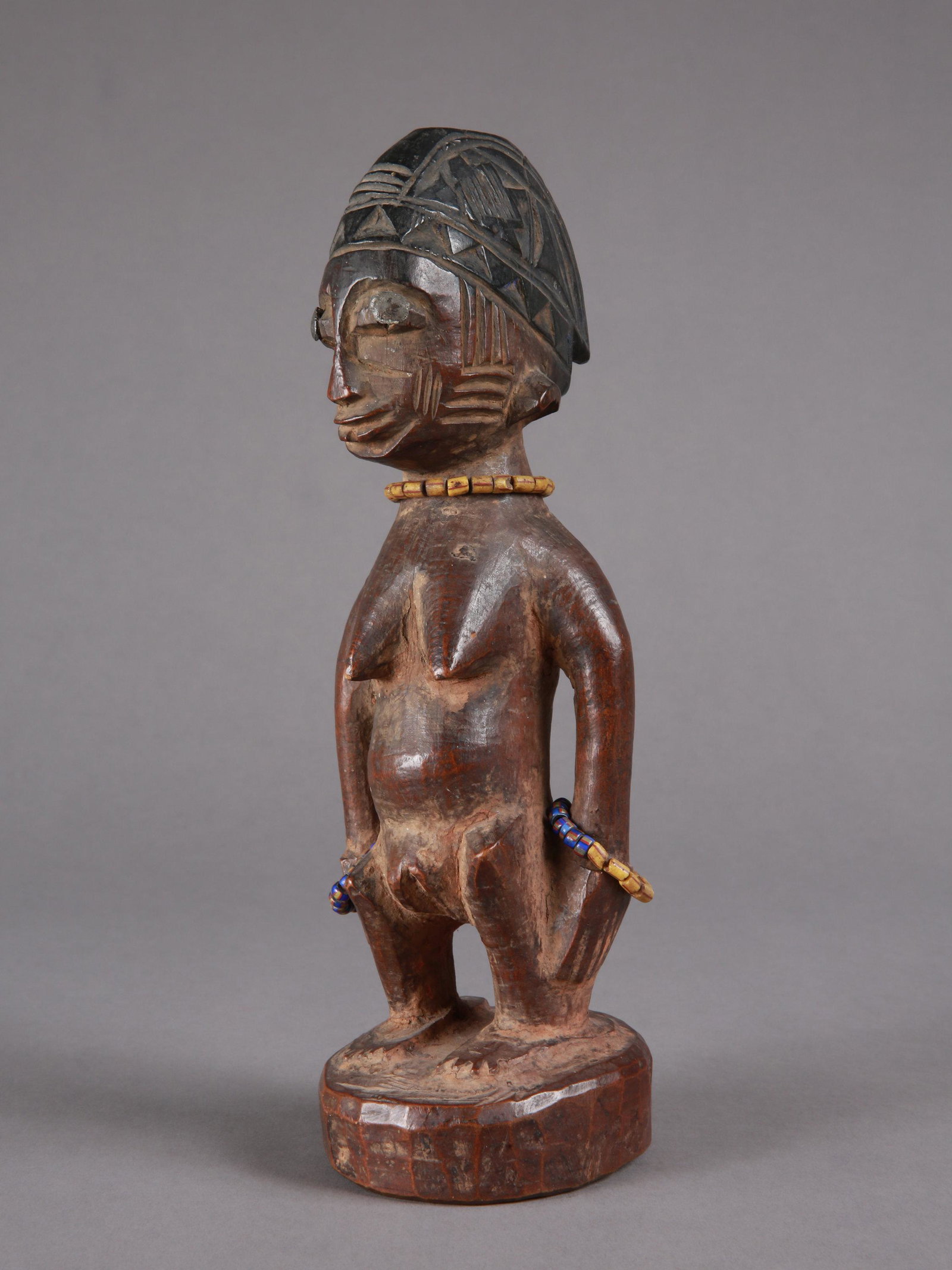 A Yoruba Twin Figure, "ere ibeji": Zwillingsfigur, "ere ibeji" Yoruba, Nigeria Ohne Sockel / without base Holz, Glasperlen. H 24 cm. Provenienz: Hans-Joachim Struck (1934-2016), 1980er Jahre in Nigeria erworben. Über Zwillinge wur