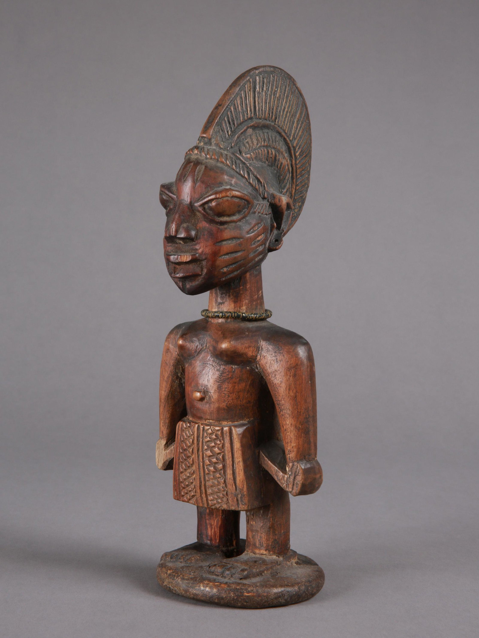A Yoruba Twin Figure, "ere ibeji": Zwillingsfigur, "ere ibeji" Yoruba, Nigeria Ohne Sockel / without base Holz. H 23,5 cm. Provenienz: Hans-Joachim Struck (1934-2016), 1980er Jahre in Nigeria erworben. Über Zwillinge wurde schon i