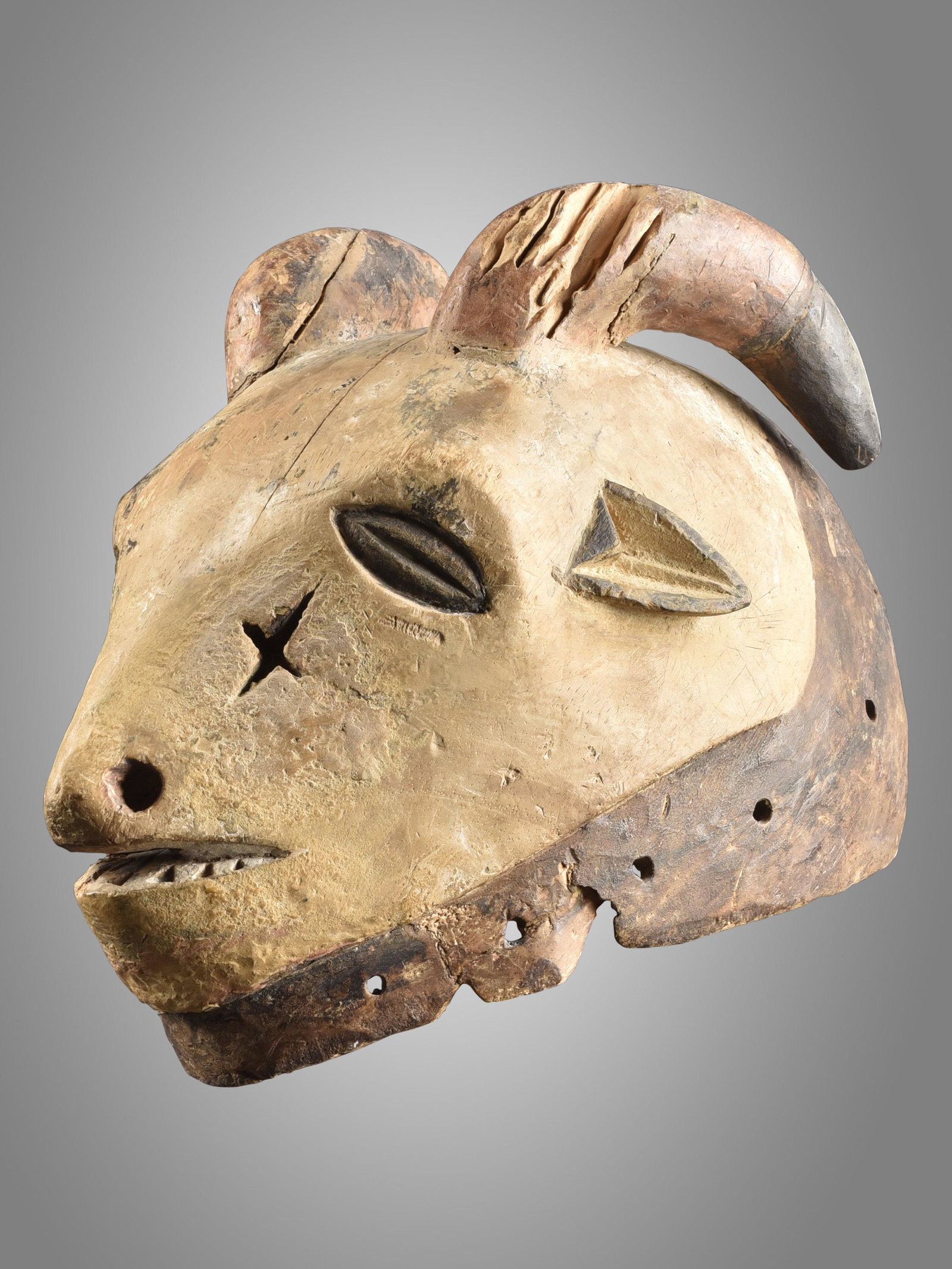 An Ibibio Mask: Maske Ibibio, Nigeria Ohne Sockel / without base Holz. H 33 cm. Provenienz: - lt. H. und M. Zimmer: Galerie Africana, Antonio Fiacco, Zürich. - Helmut (1931-2021) und Marianne Zimmer, Zürich