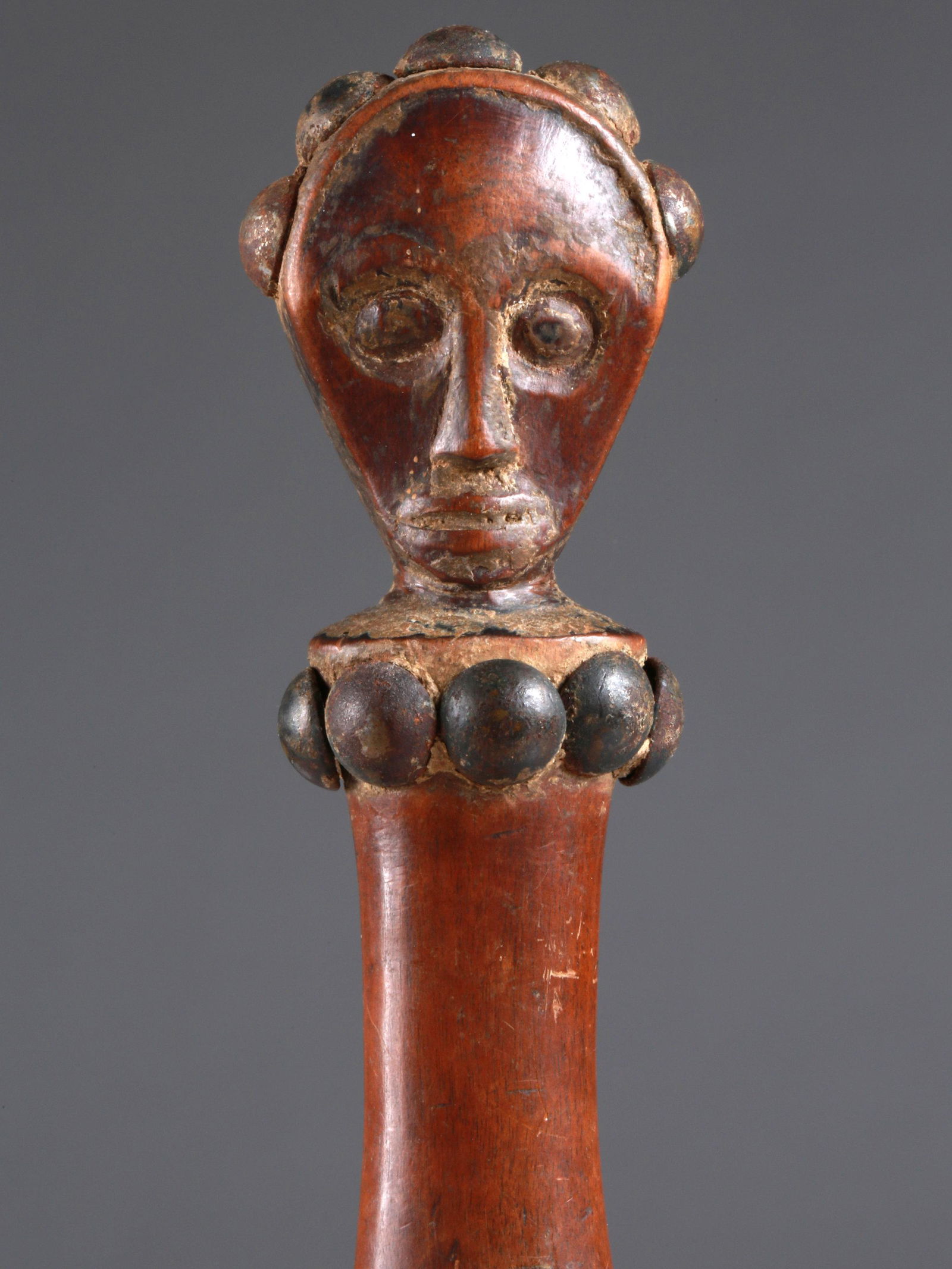 A Luba Miniature Knife: Miniatur-Messer Luba, DR Kongo Ohne Sockel / without base Holz, Eisen, Polsternägel. H 24,5 cm. Provenienz: Helmut (1931-2021) und Marianne Zimmer, Zürich. Zeremonialwaffen zeichnen sich dur