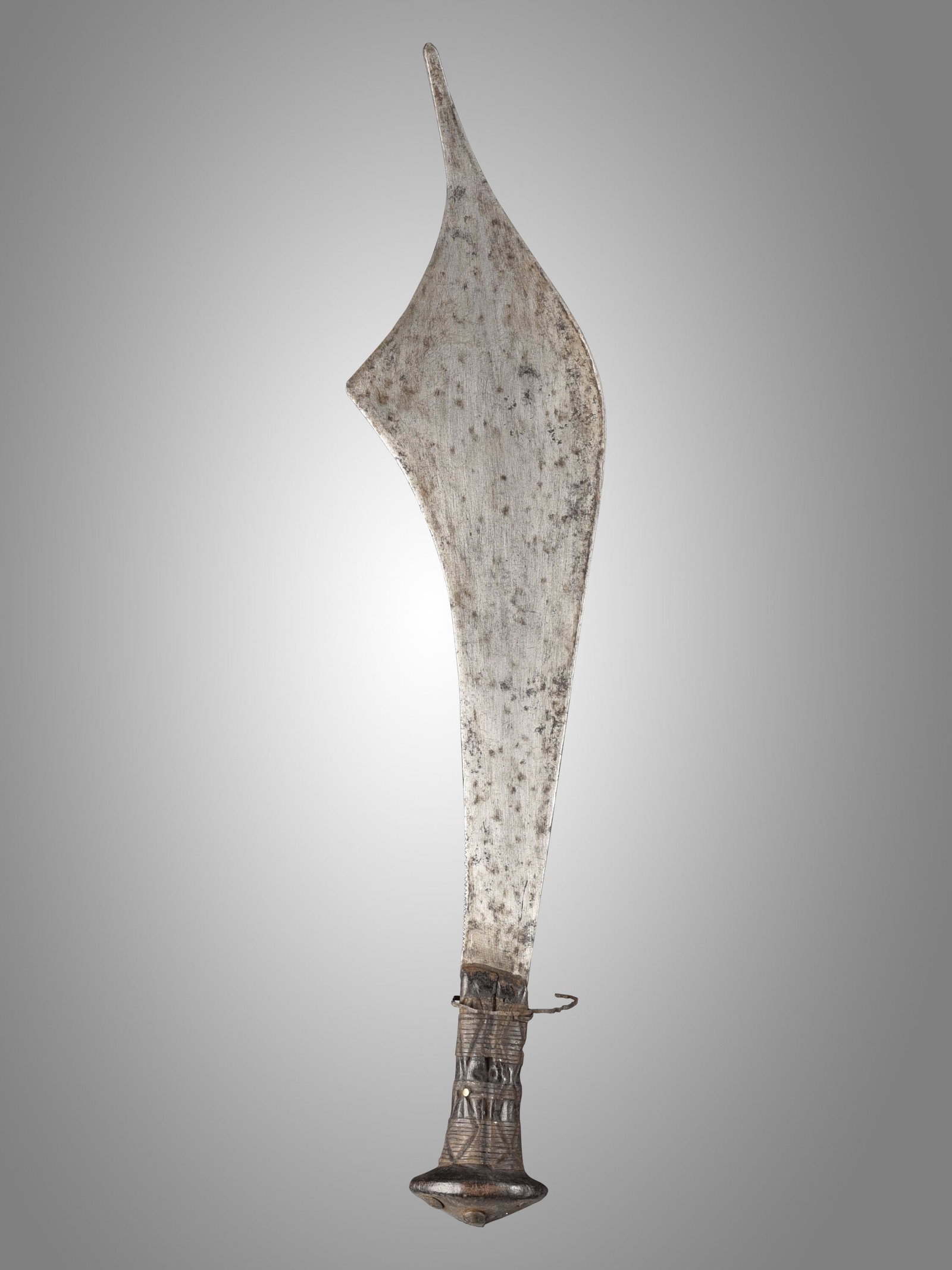 An Hungaan Ceremonial Knife: Zeremonial-Waffe Hungana, Mbala, Mbuun, Yanzi, DR Kongo Ohne Sockel / without base Holz, Eisen, Polsternägel. H 50 cm. Provenienz: Helmut (1931-2021) und Marianne Zimmer, Zürich. Zeremonialw