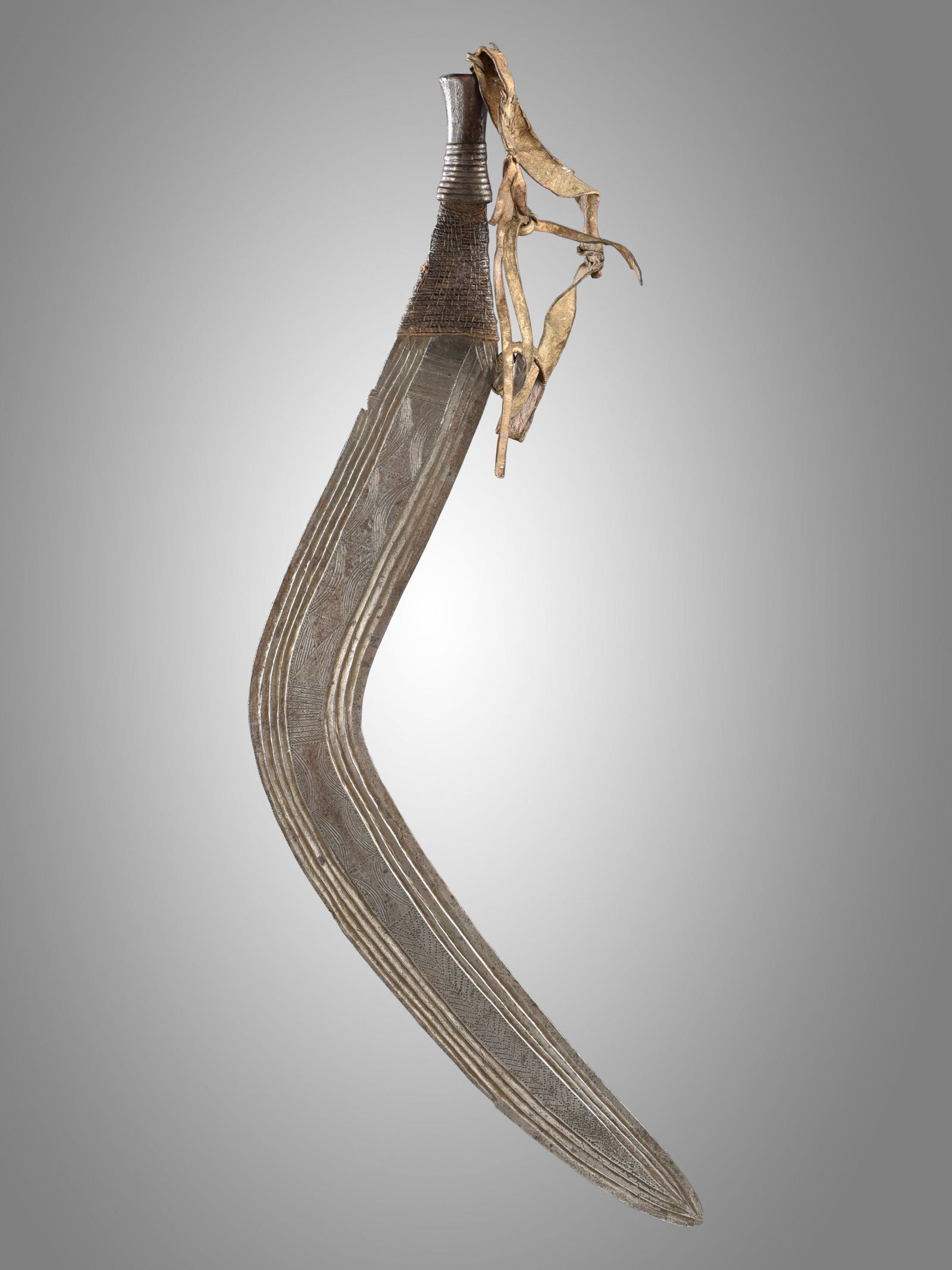 A Bandia Large Sickle Blade: Zeremonial-Messer Bandia, Benge, Boa, Nsakara, Yakoma, DR Kongo Ohne Sockel / without base Holz, Eisen, Pflanzenfaser, Leder. H 83,5 cm. Provenienz: Helmut (1931-2021) und Marianne Zimmer, Zürich