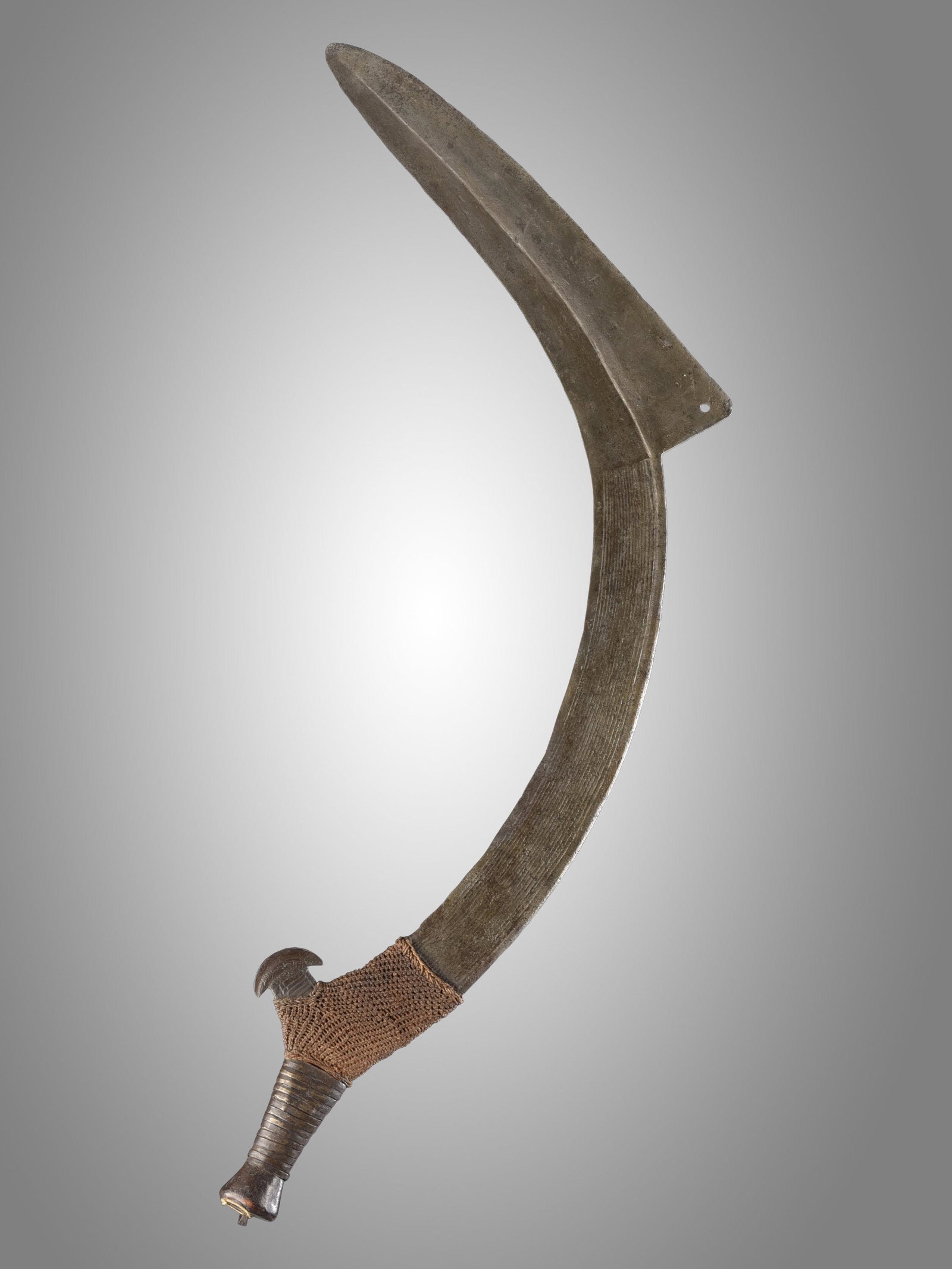 A Binja Ceremonial Sickle Blade: Sichelförmiges Messer Binja, Bandia, Nsakara, DR Kongo Ohne Sockel / without base Holz, Eisen, Pflanzenfaser. H 82 cm. Provenienz: Helmut (1931-2021) und Marianne Zimmer, Zürich. Zeremonialw
